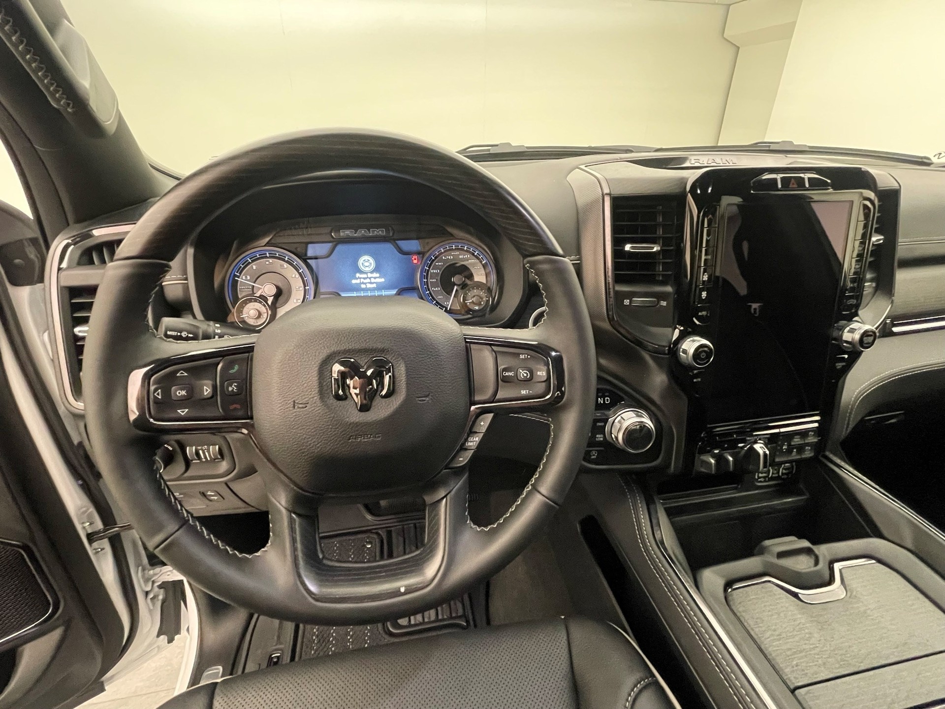 DODGE Ram 1500 5.7 V8 Limited eTorque Crew Cab-image-8