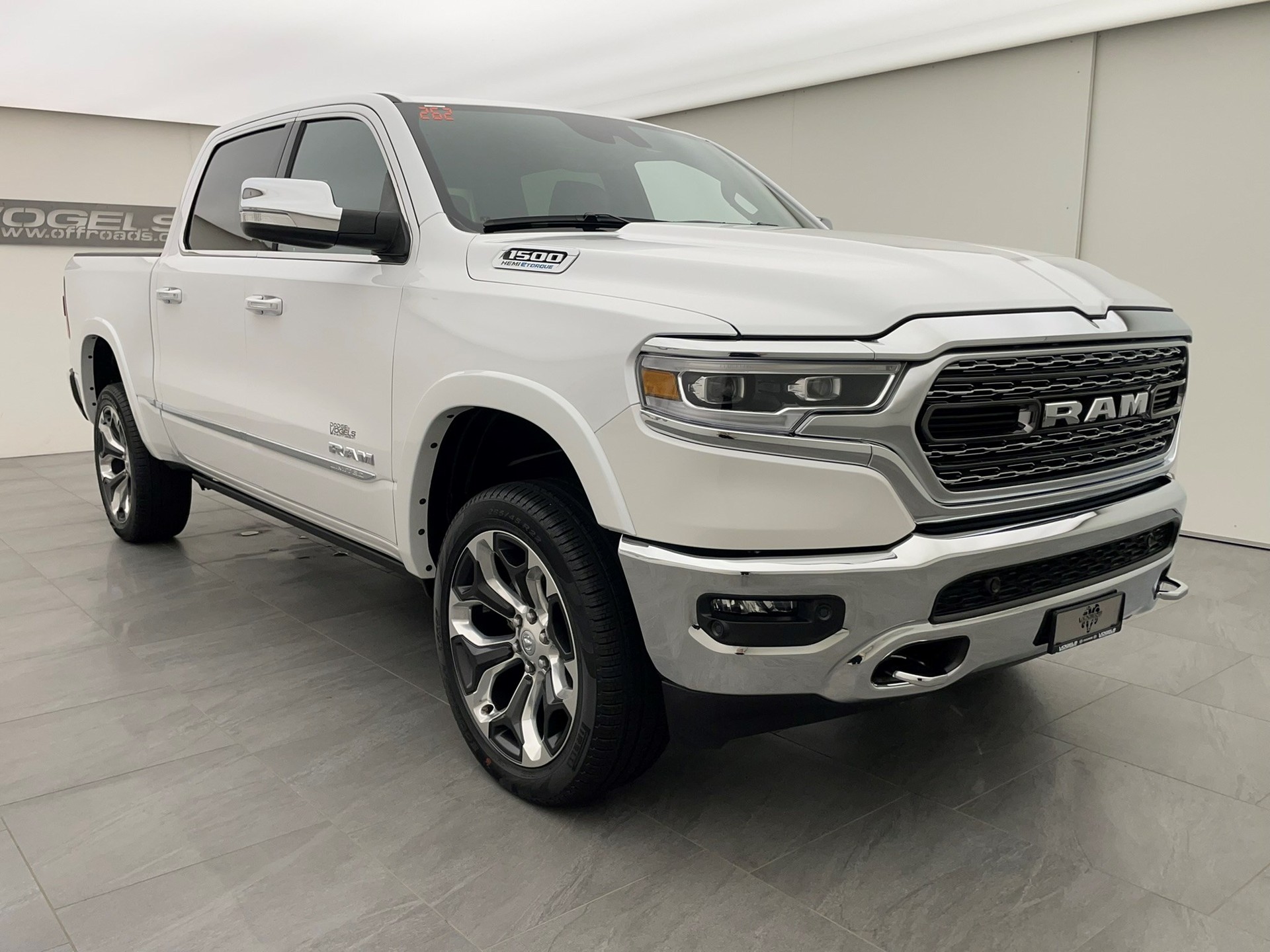 DODGE Ram 1500 5.7 V8 Limited eTorque Crew Cab-image-2