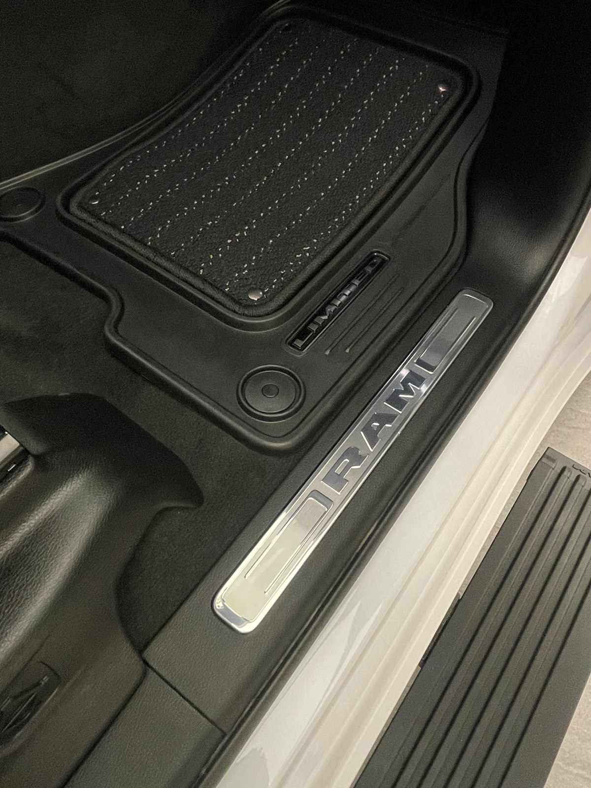 DODGE Ram 1500 5.7 V8 Limited eTorque Crew Cab-image-14