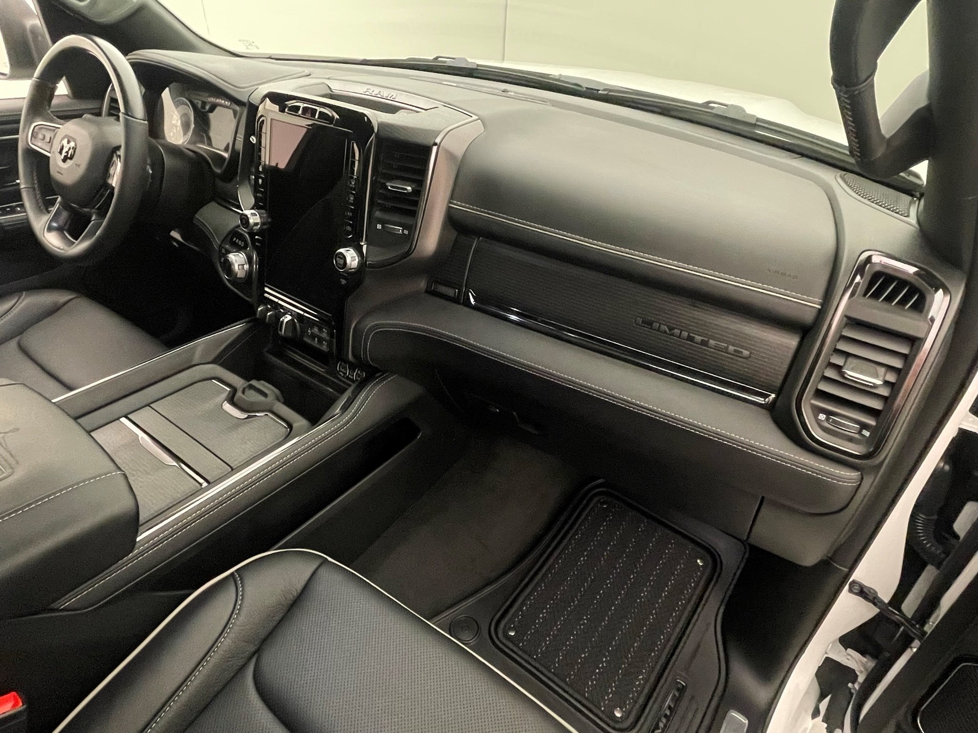 DODGE Ram 1500 5.7 V8 Limited eTorque Crew Cab-image-13