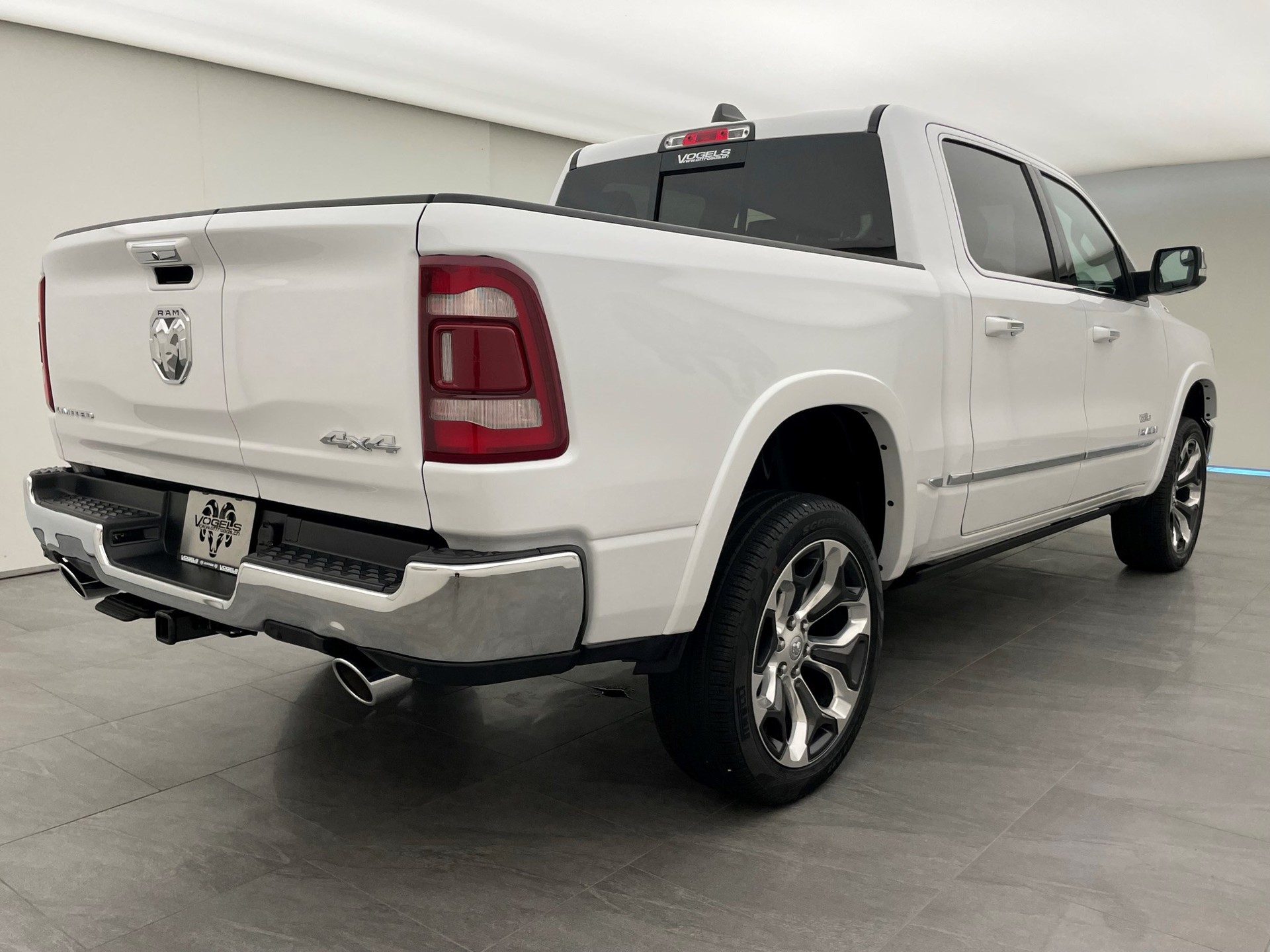 DODGE Ram 1500 5.7 V8 Limited eTorque Crew Cab-image-3