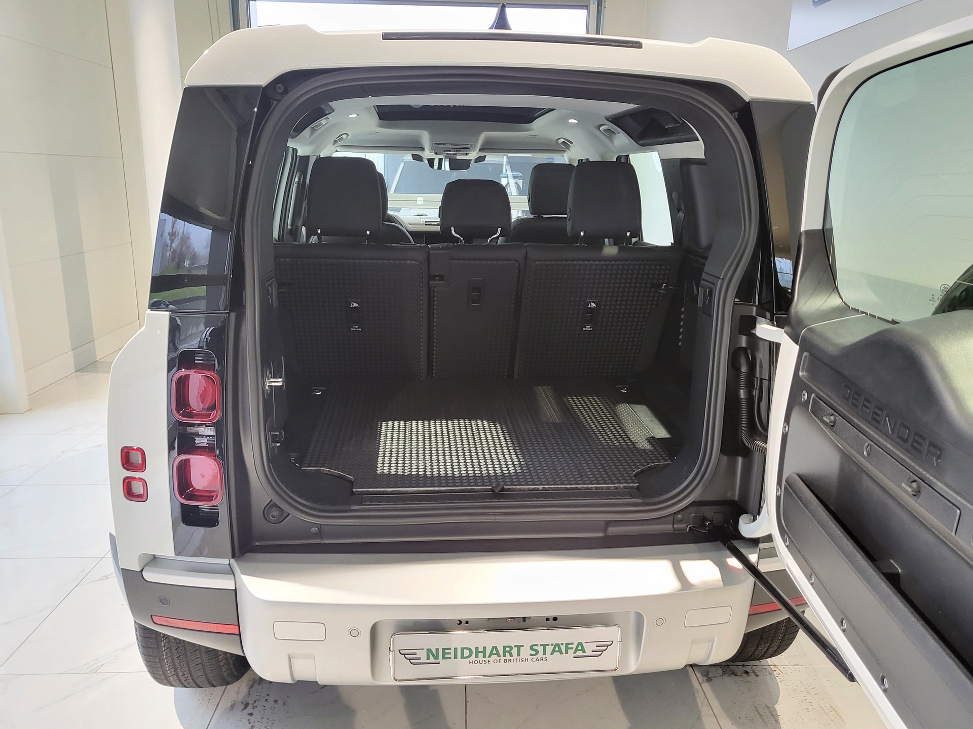 LAND ROVER Defender 110 P400 I6 SE 3.0 AT8-image-6