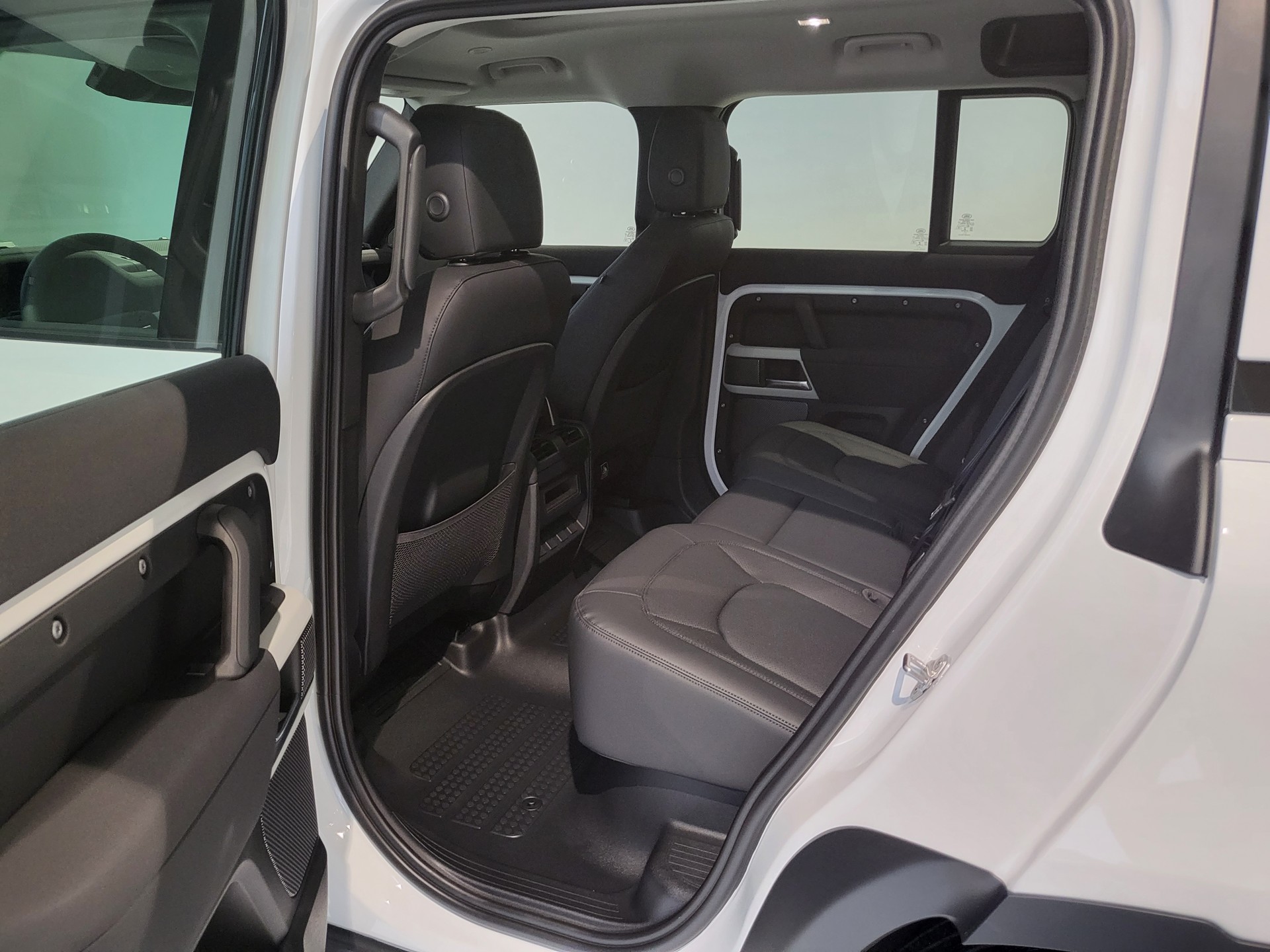 LAND ROVER Defender 110 P400 I6 SE 3.0 AT8-image-4