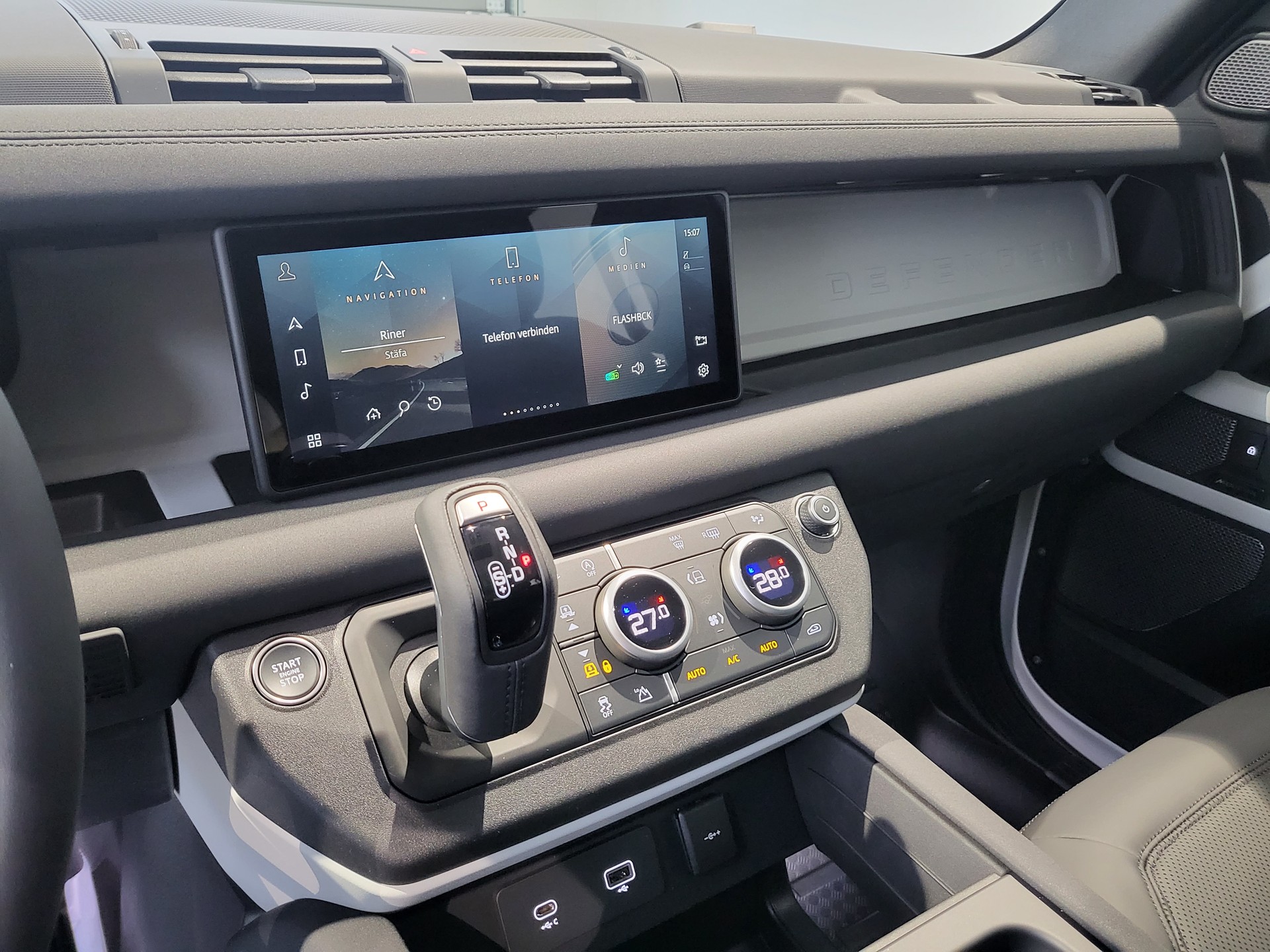 LAND ROVER Defender 110 P400 I6 SE 3.0 AT8-image-7