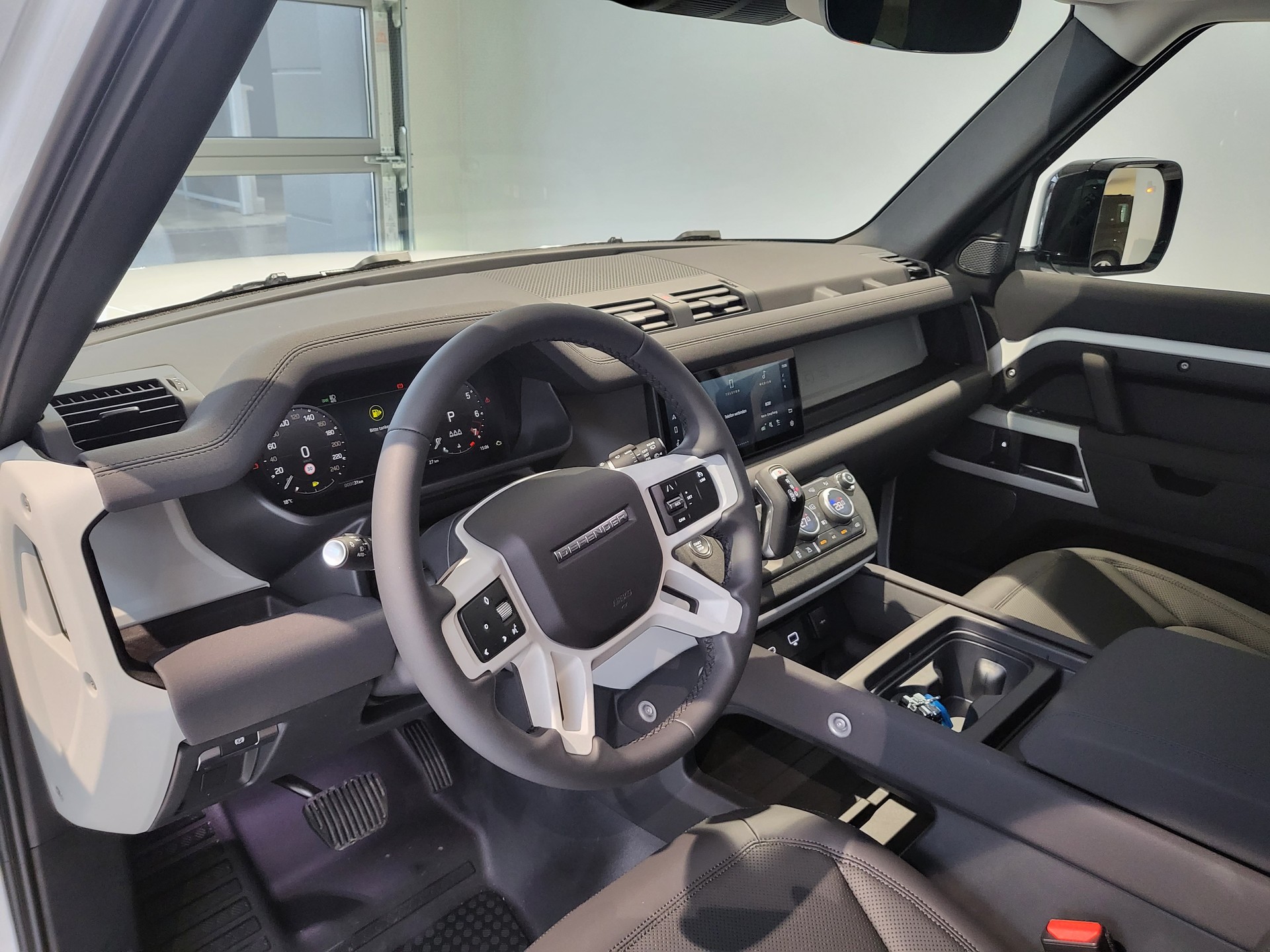 LAND ROVER Defender 110 P400 I6 SE 3.0 AT8-image-2