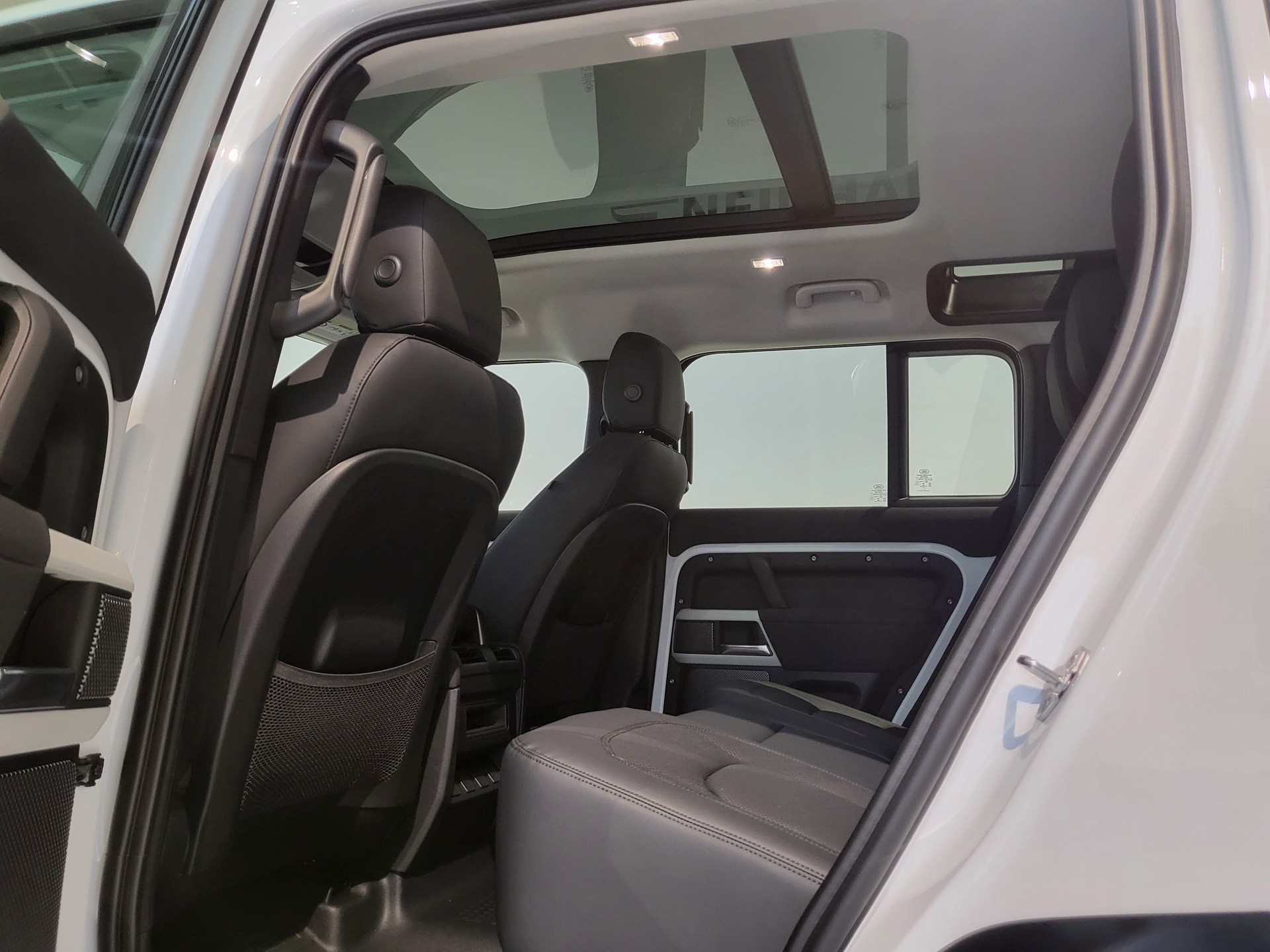 LAND ROVER Defender 110 P400 I6 SE 3.0 AT8-image-5