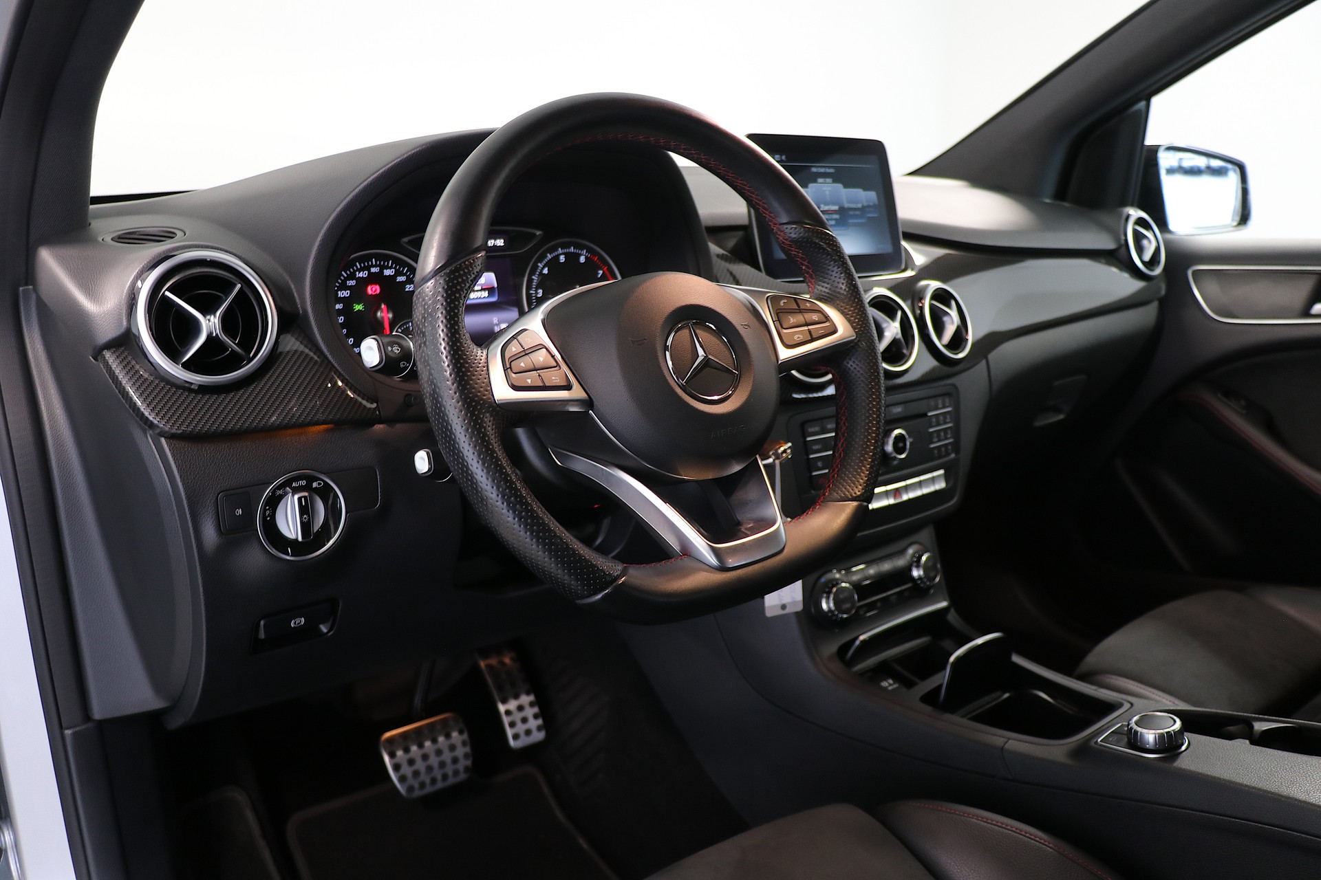 MERCEDES-BENZ B 220 AMG Line 4Matic 7G-DCT-image-6