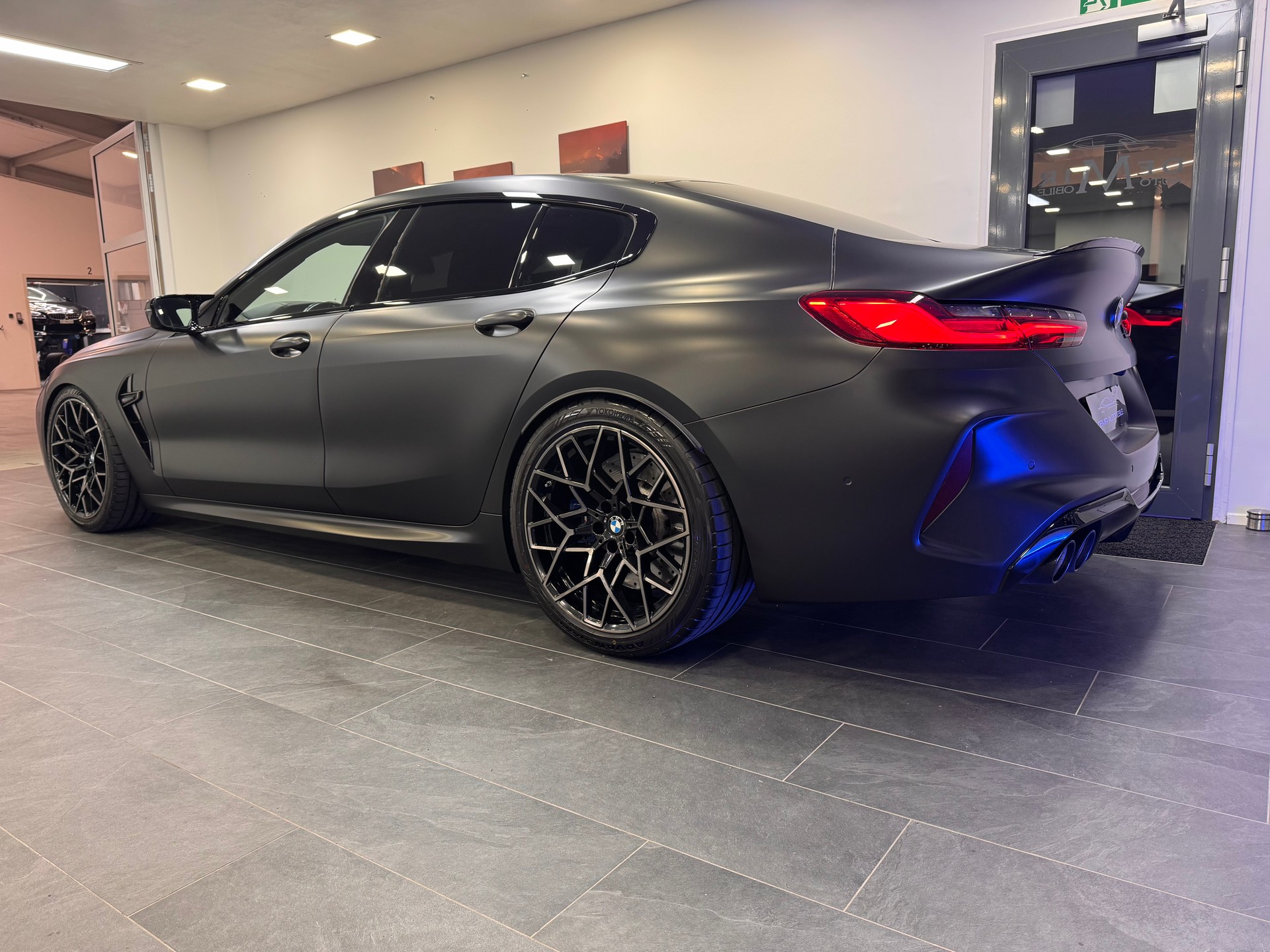 BMW M8 xDrive M Competition Steptronic Gran Coupé *Carbon / AST-Federn / Laserlicht / Softclose / Sitzklima / 360 Kamera*-image-5