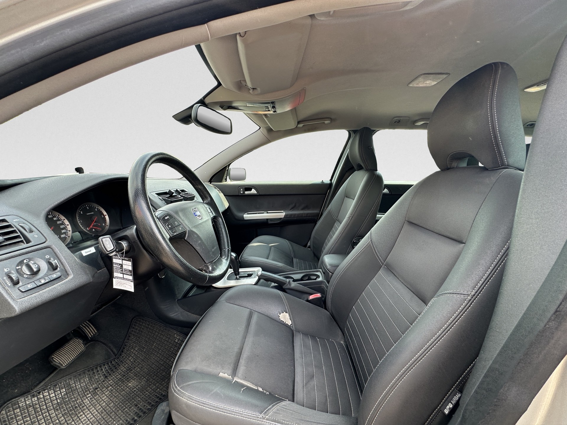 VOLVO V50 D5-image-8