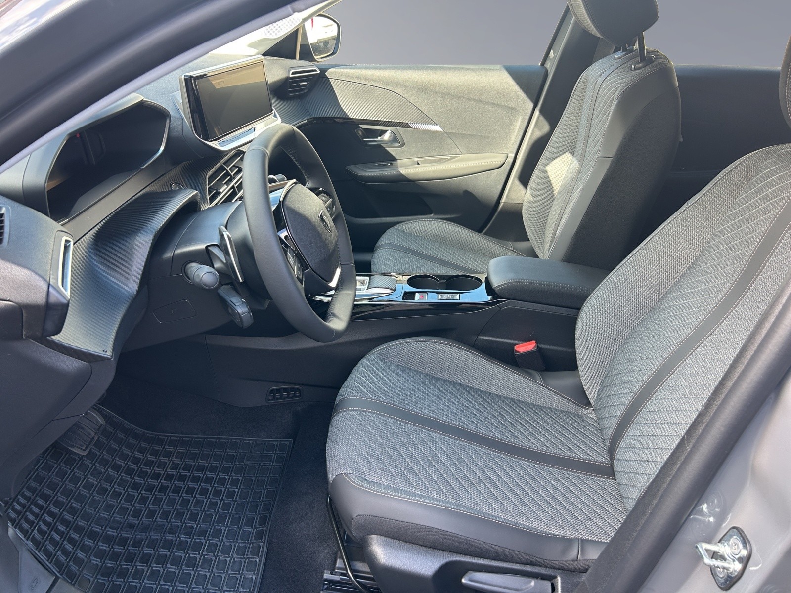 PEUGEOT 208 1.2 Hybrid Allure Premium-image-14