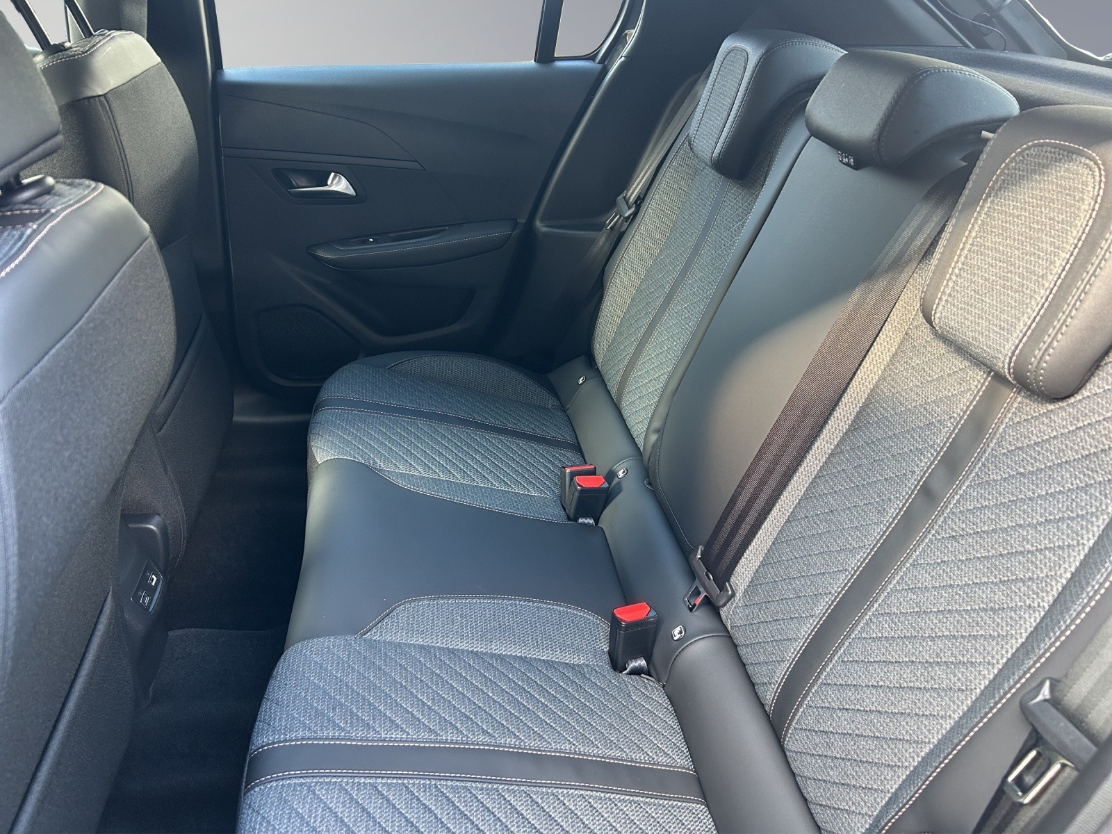 PEUGEOT 208 1.2 Hybrid Allure Premium-image-11