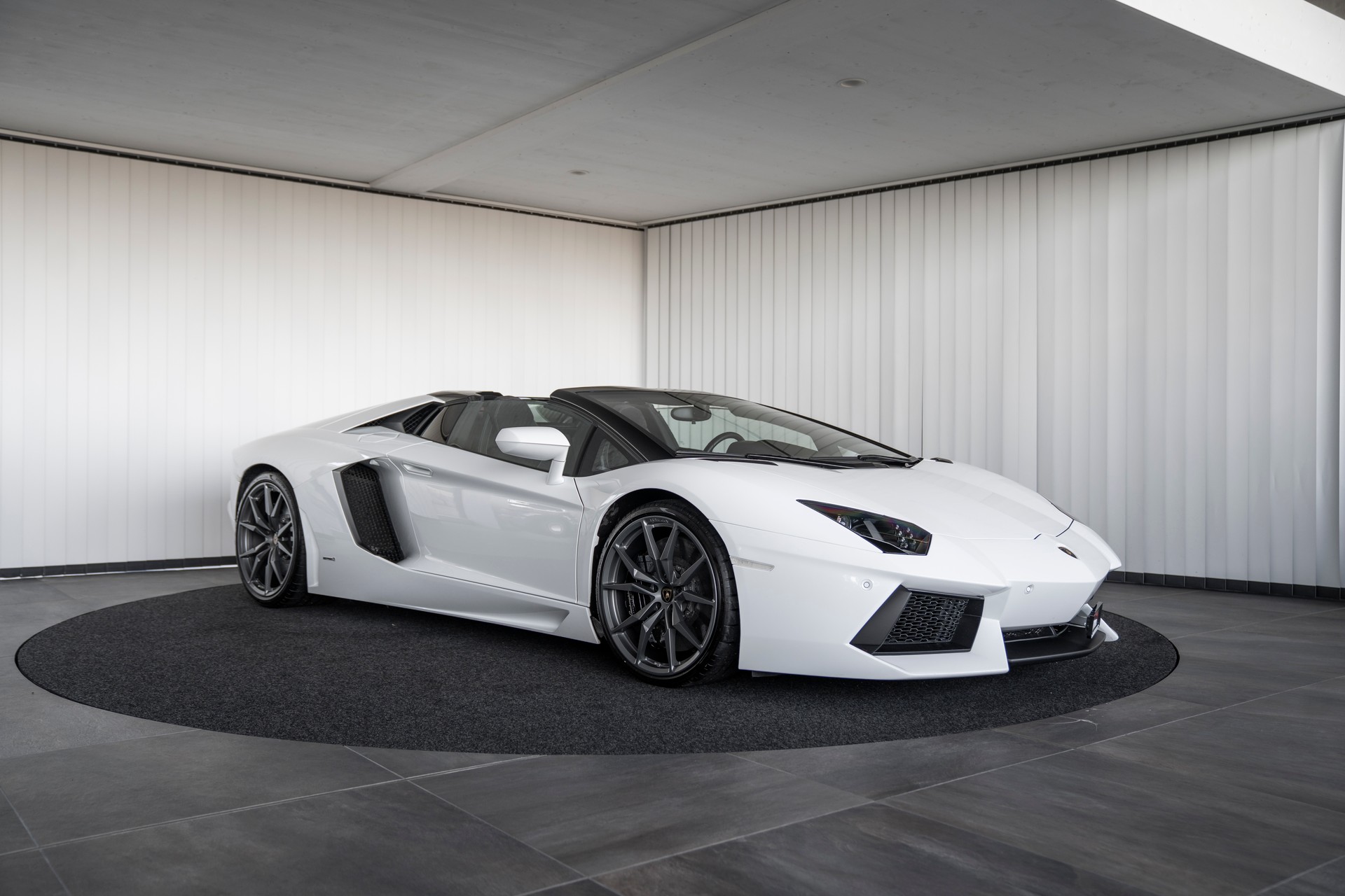 LAMBORGHINI Aventador LP700-4 Roadster E-Gear-showroom-element-2