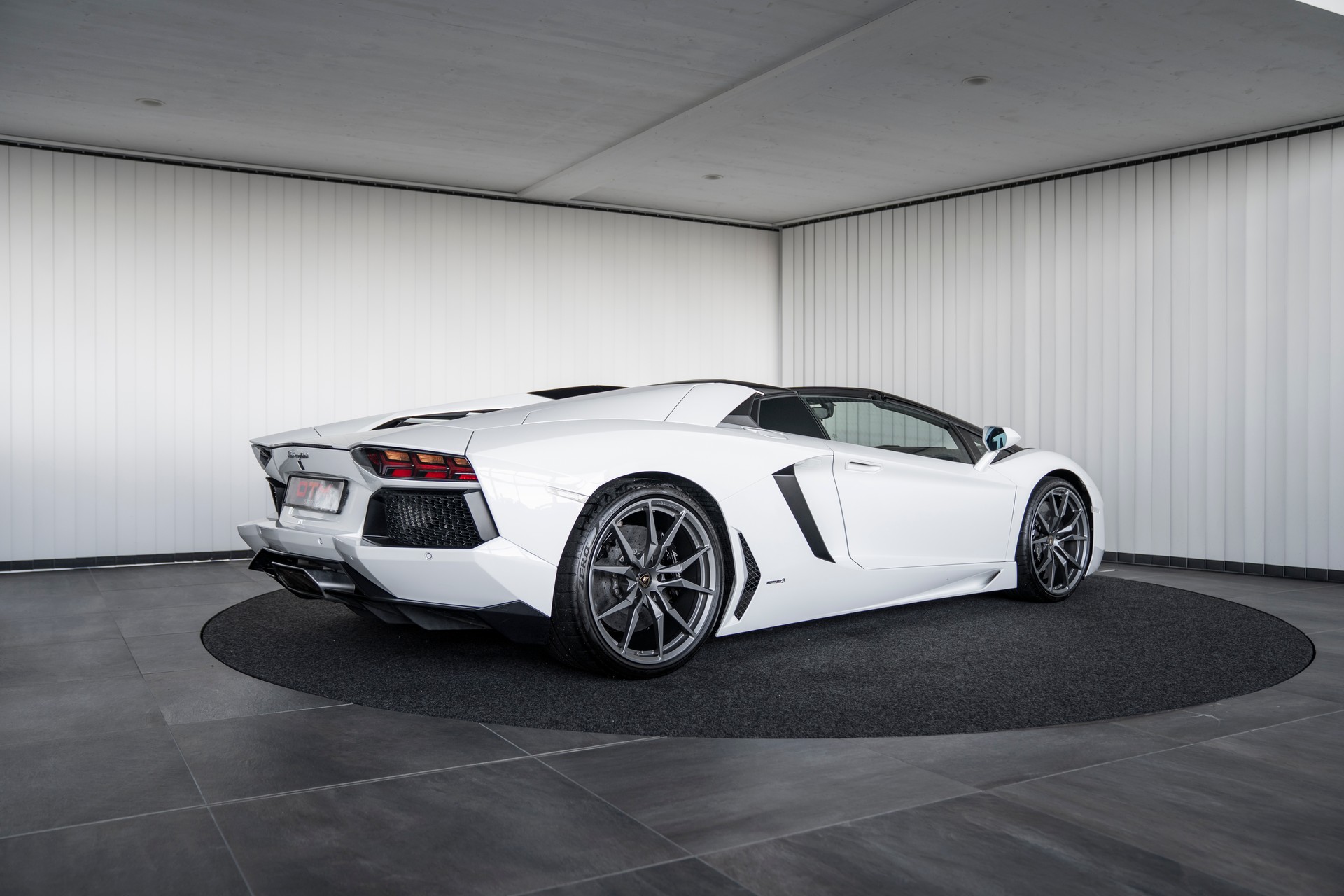 LAMBORGHINI Aventador LP700-4 Roadster E-Gear-image-4