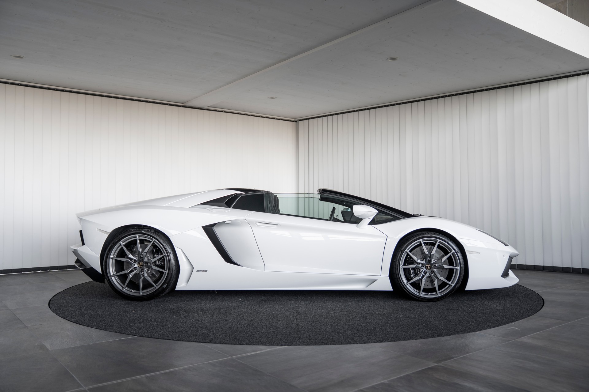 LAMBORGHINI Aventador LP700-4 Roadster E-Gear-showroom-element-3