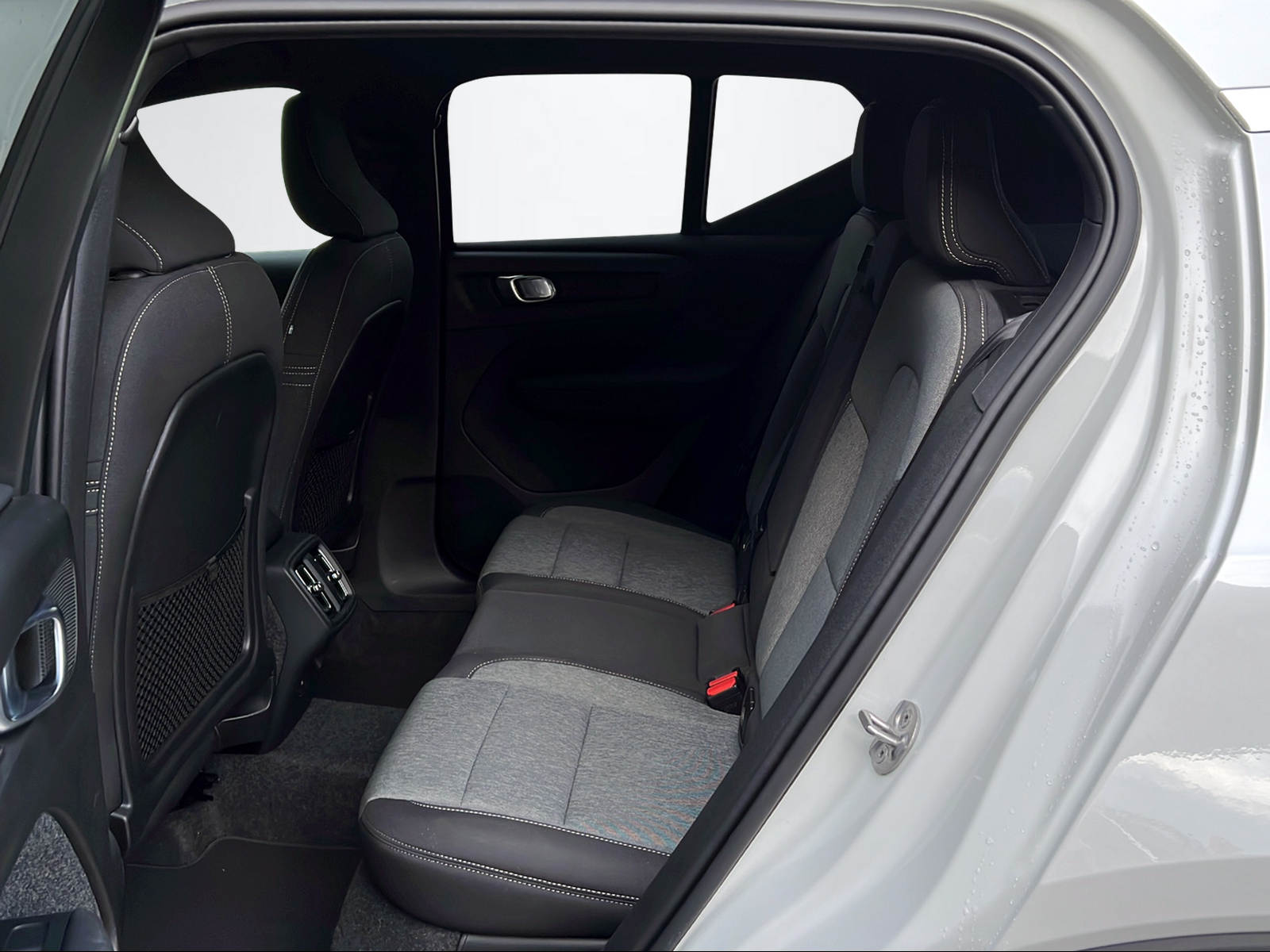 VOLVO XC40 2.0 B3 MH Plus Dark-image-10