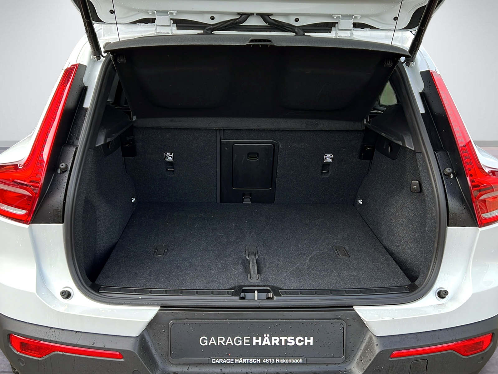 VOLVO XC40 2.0 B3 MH Plus Dark-image-5