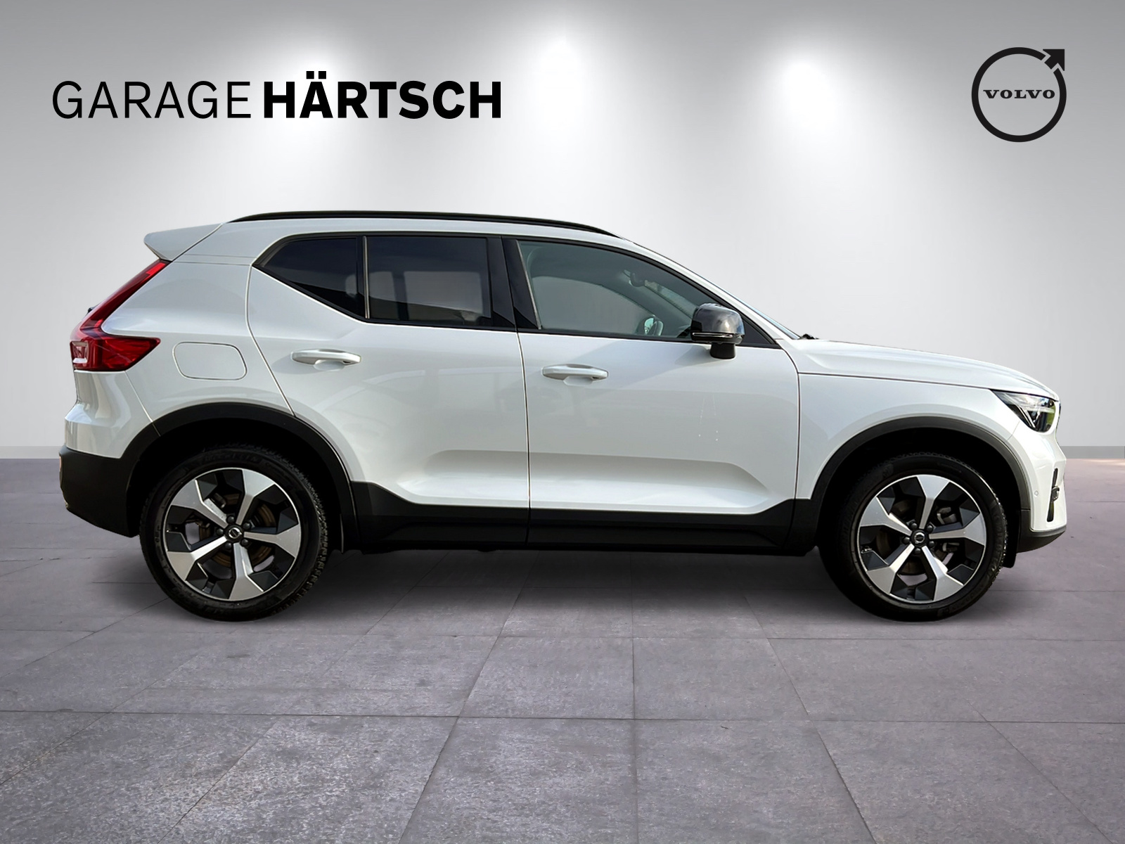 VOLVO XC40 2.0 B3 MH Plus Dark-image-7
