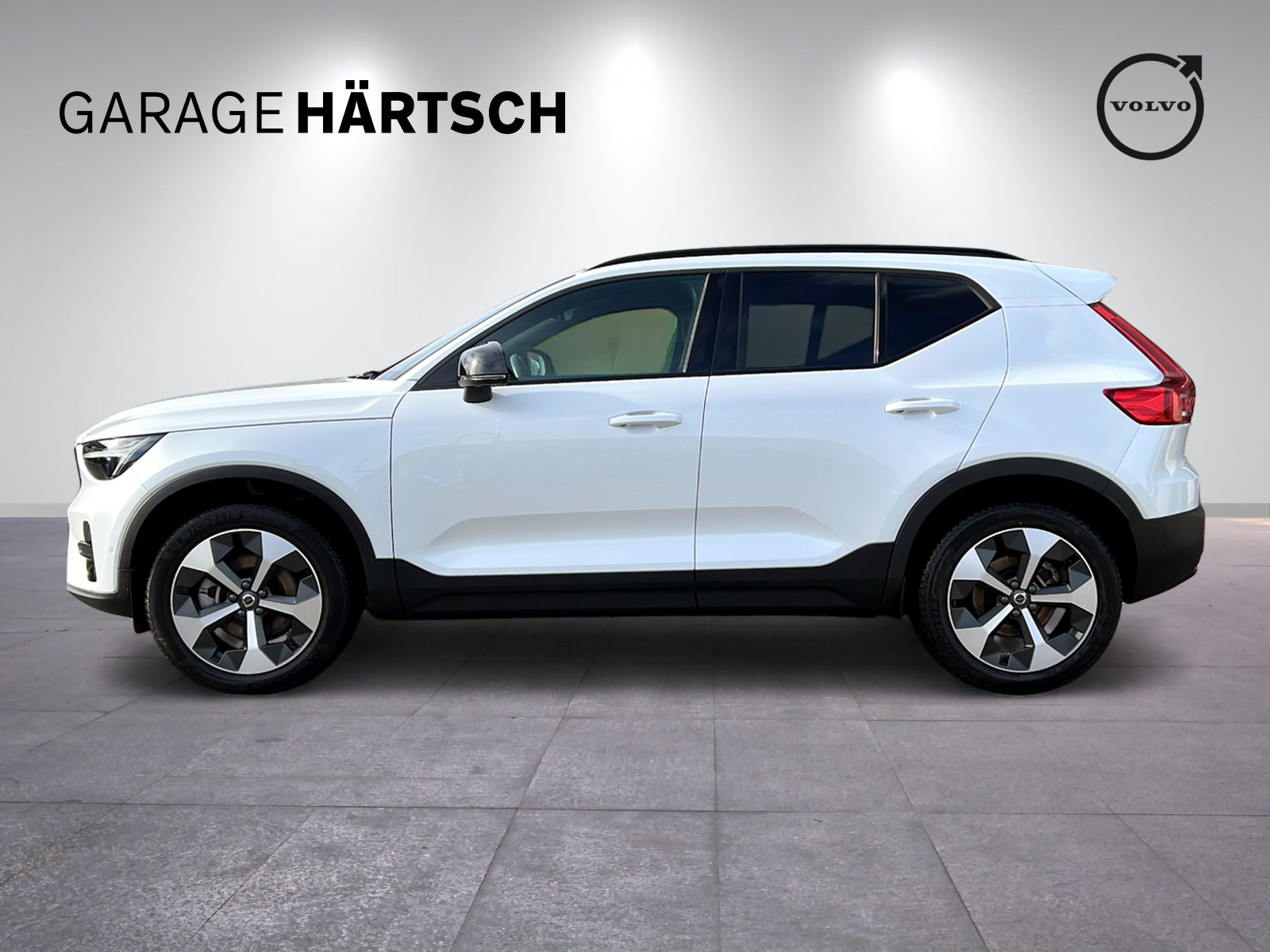 VOLVO XC40 2.0 B3 MH Plus Dark-image-1