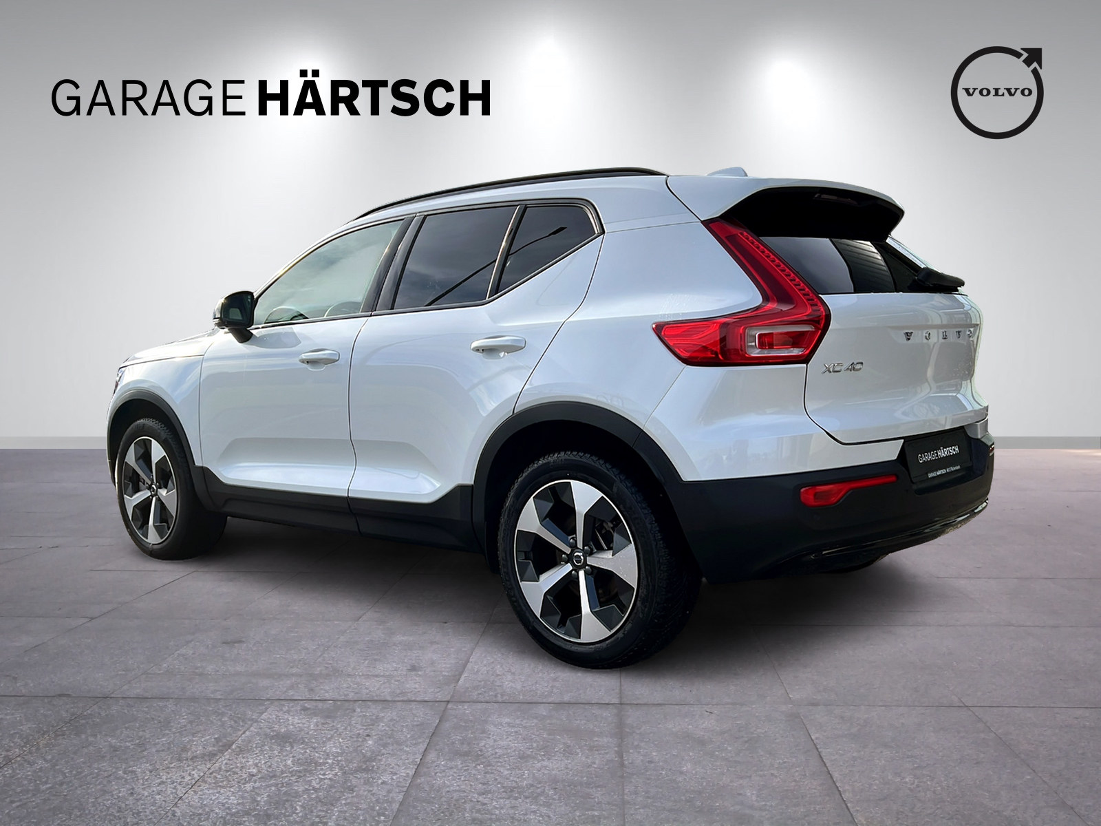 VOLVO XC40 2.0 B3 MH Plus Dark-image-3