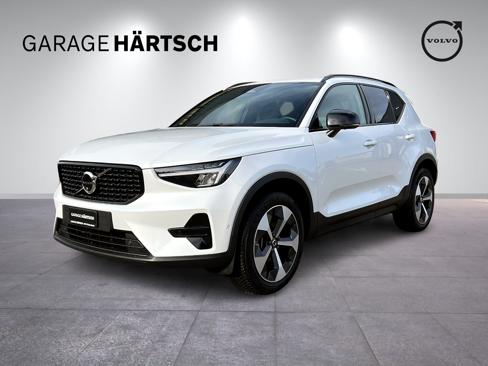 VOLVO XC40 2.0 B3 MH Plus Dark-image-0