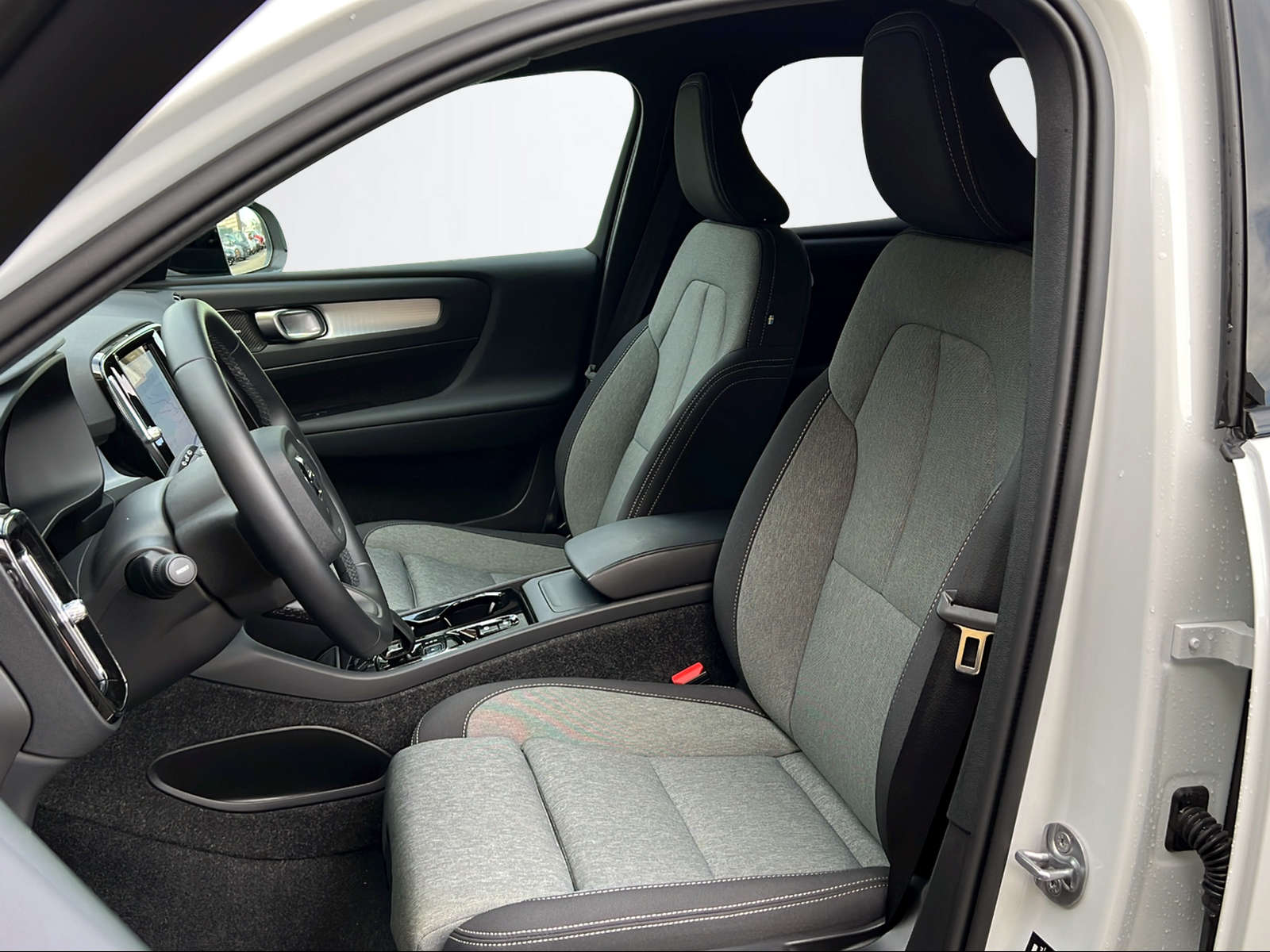 VOLVO XC40 2.0 B3 MH Plus Dark-image-14