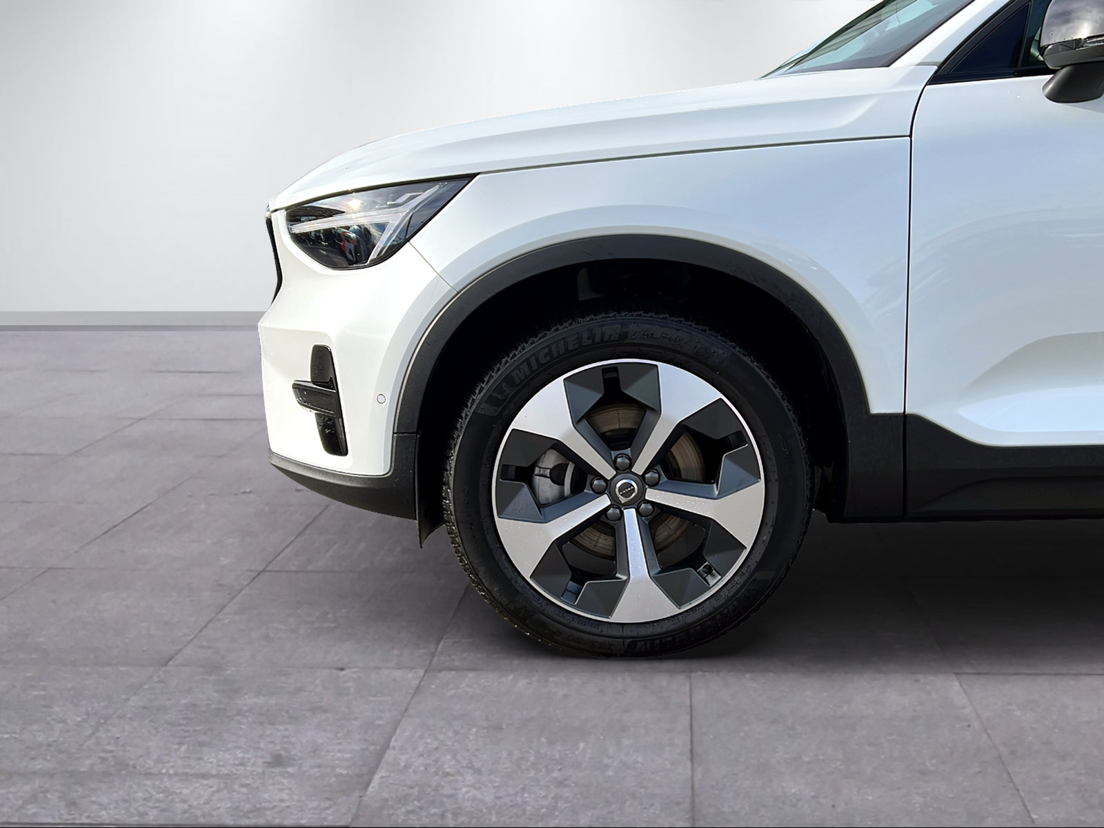 VOLVO XC40 2.0 B3 MH Plus Dark-image-2