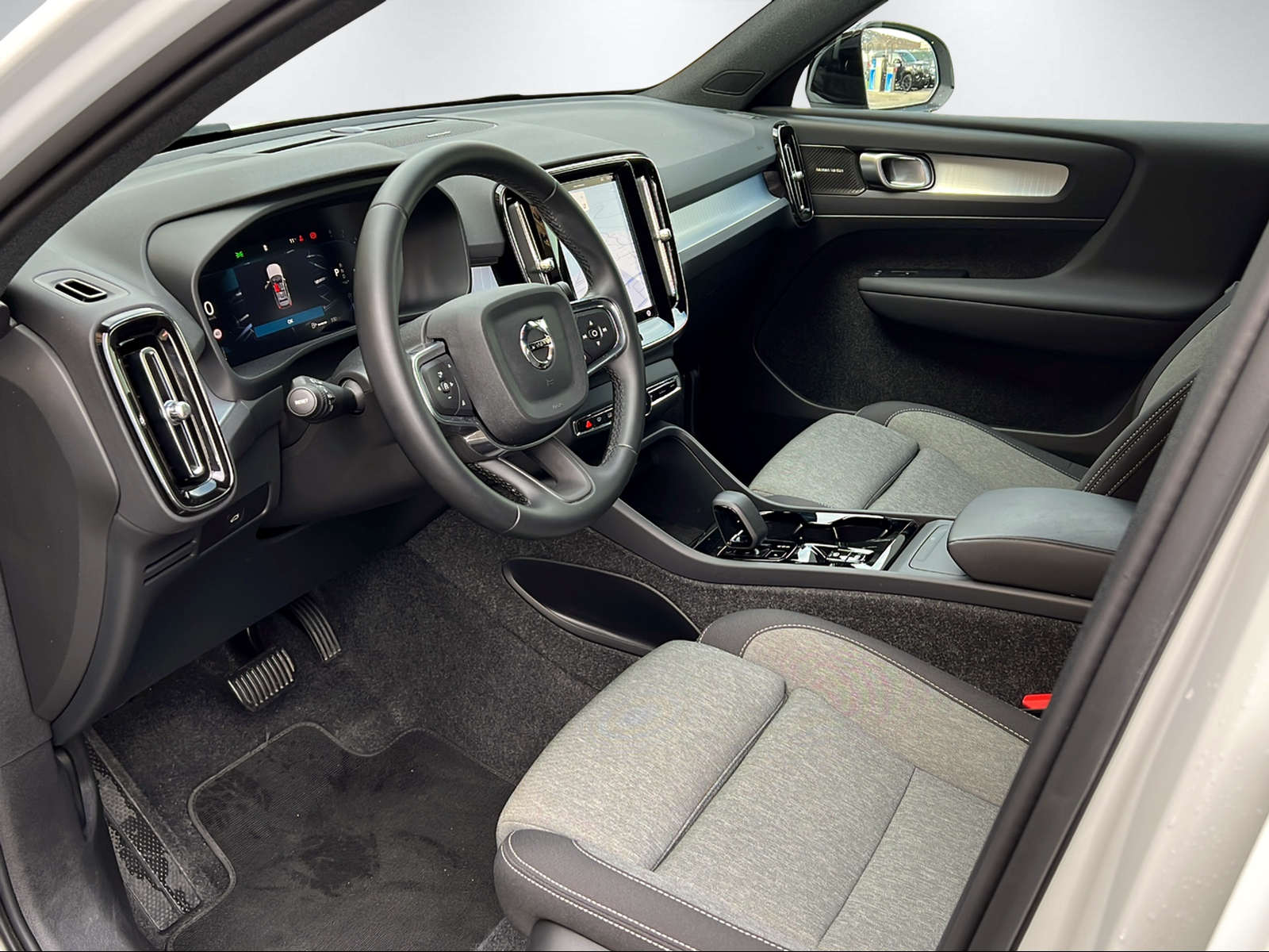 VOLVO XC40 2.0 B3 MH Plus Dark-image-13