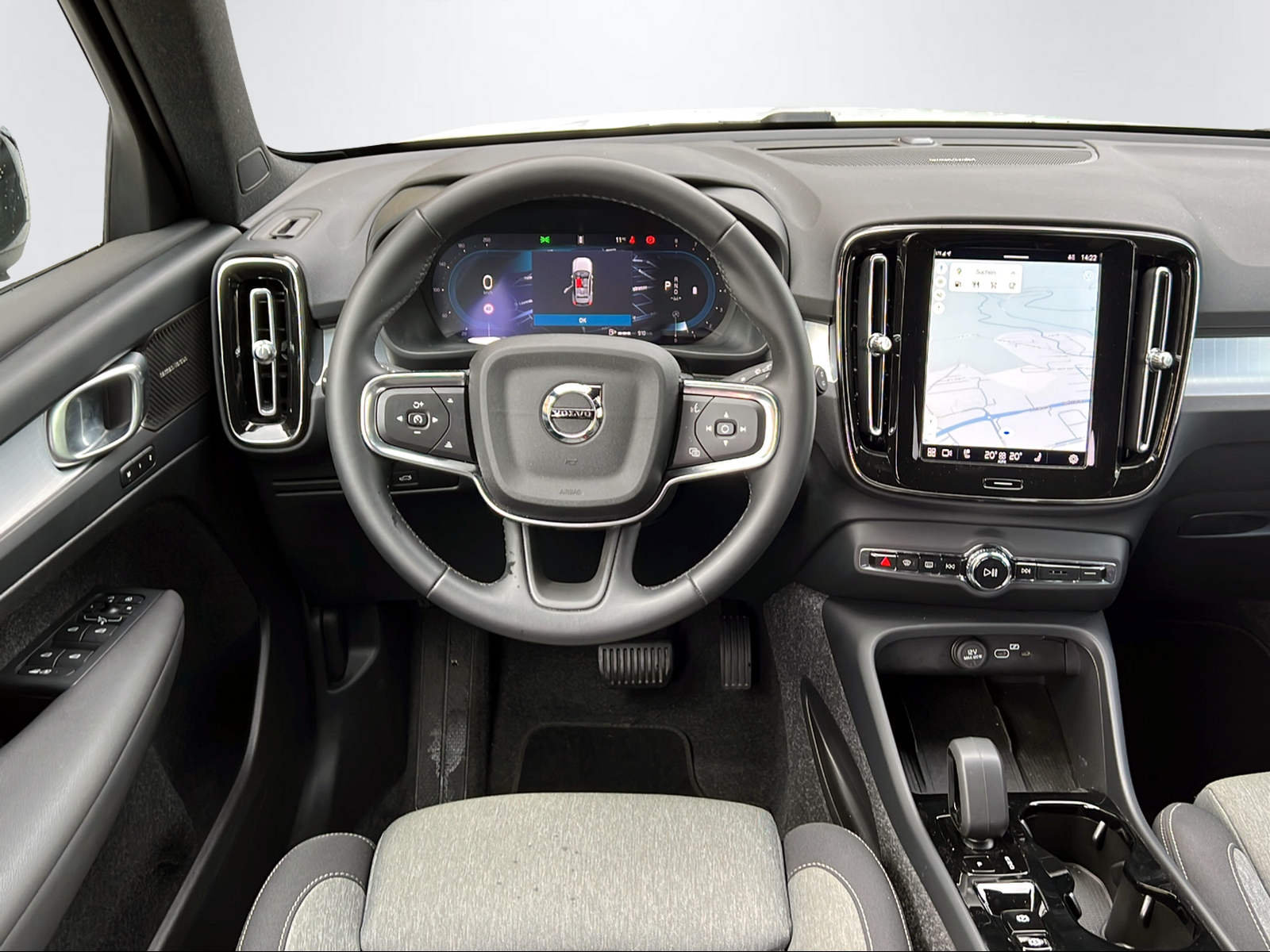 VOLVO XC40 2.0 B3 MH Plus Dark-image-12