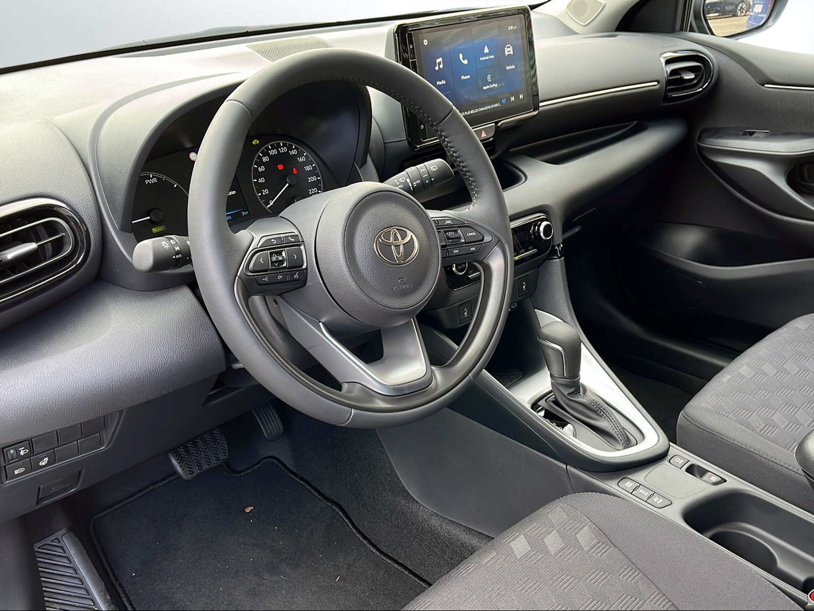TOYOTA Yaris 1.5 Comfort e-CVT-image-5