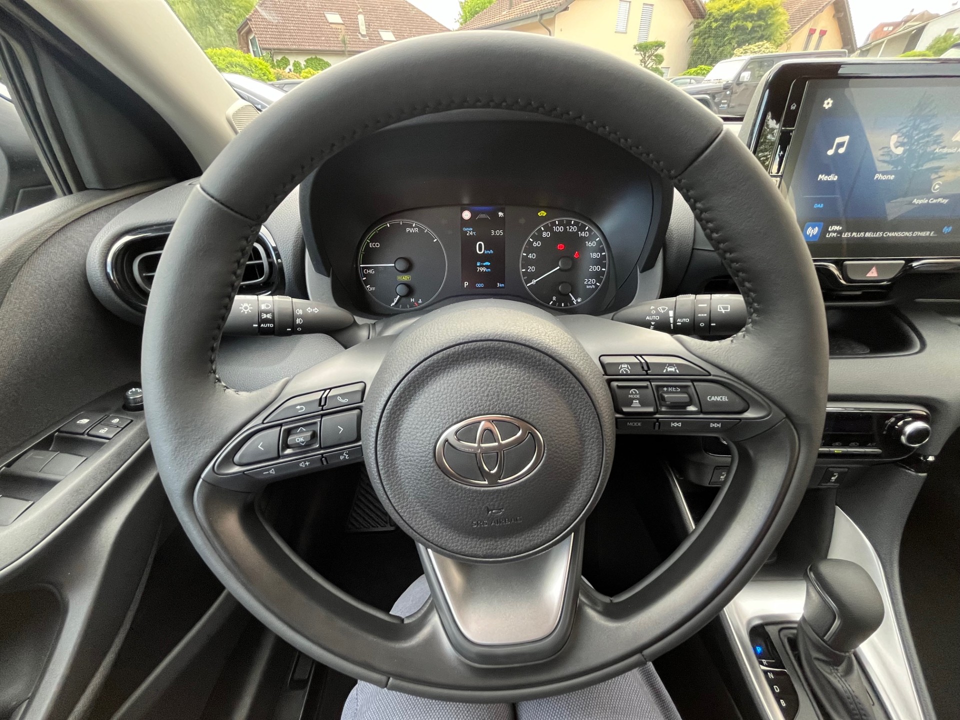 TOYOTA Yaris 1.5 Comfort e-CVT-image-11