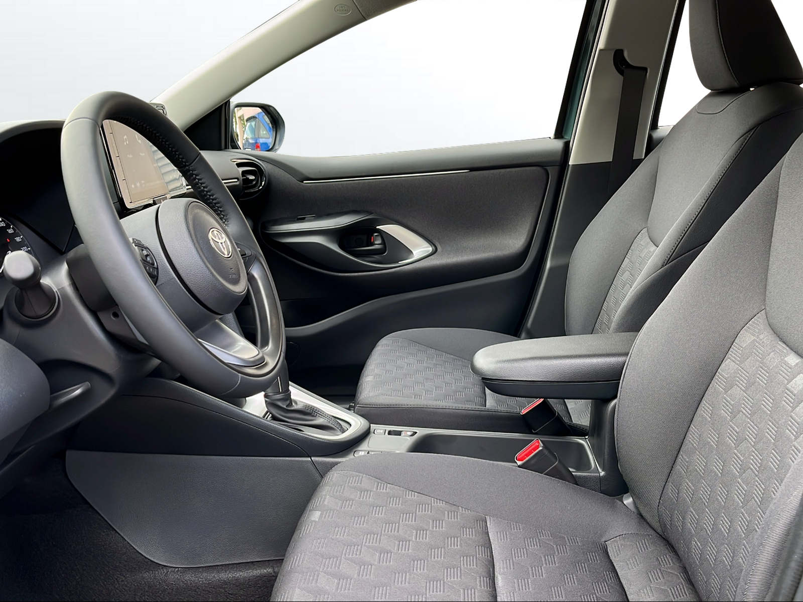 TOYOTA Yaris 1.5 Comfort e-CVT-image-6