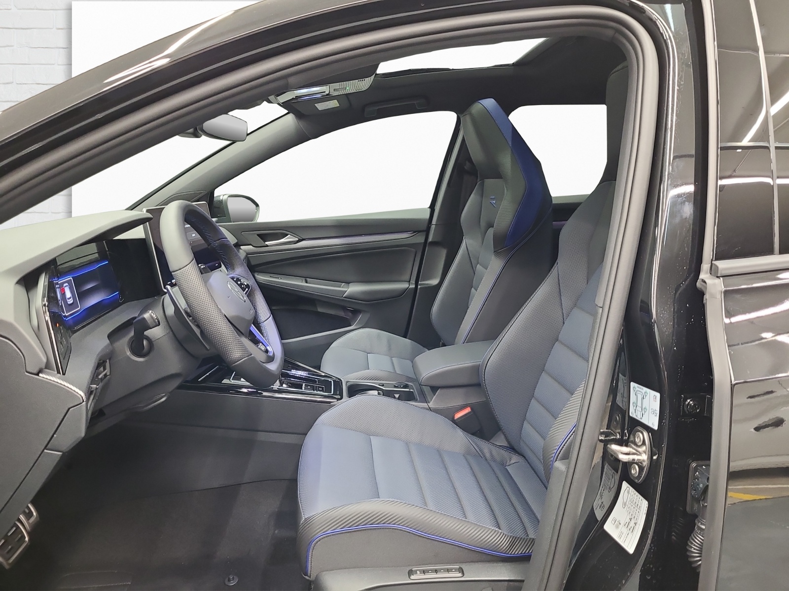 VW Golf VIII 2.0 TSI R DSG 4motion-image-6