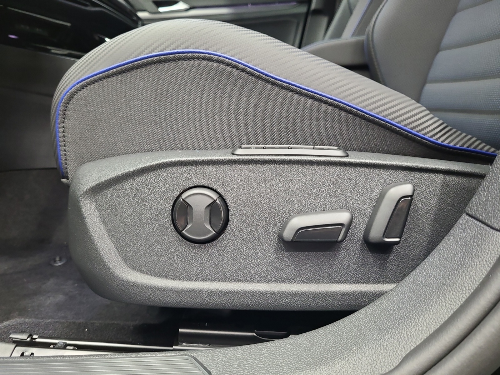 VW Golf VIII 2.0 TSI R DSG 4motion-image-15