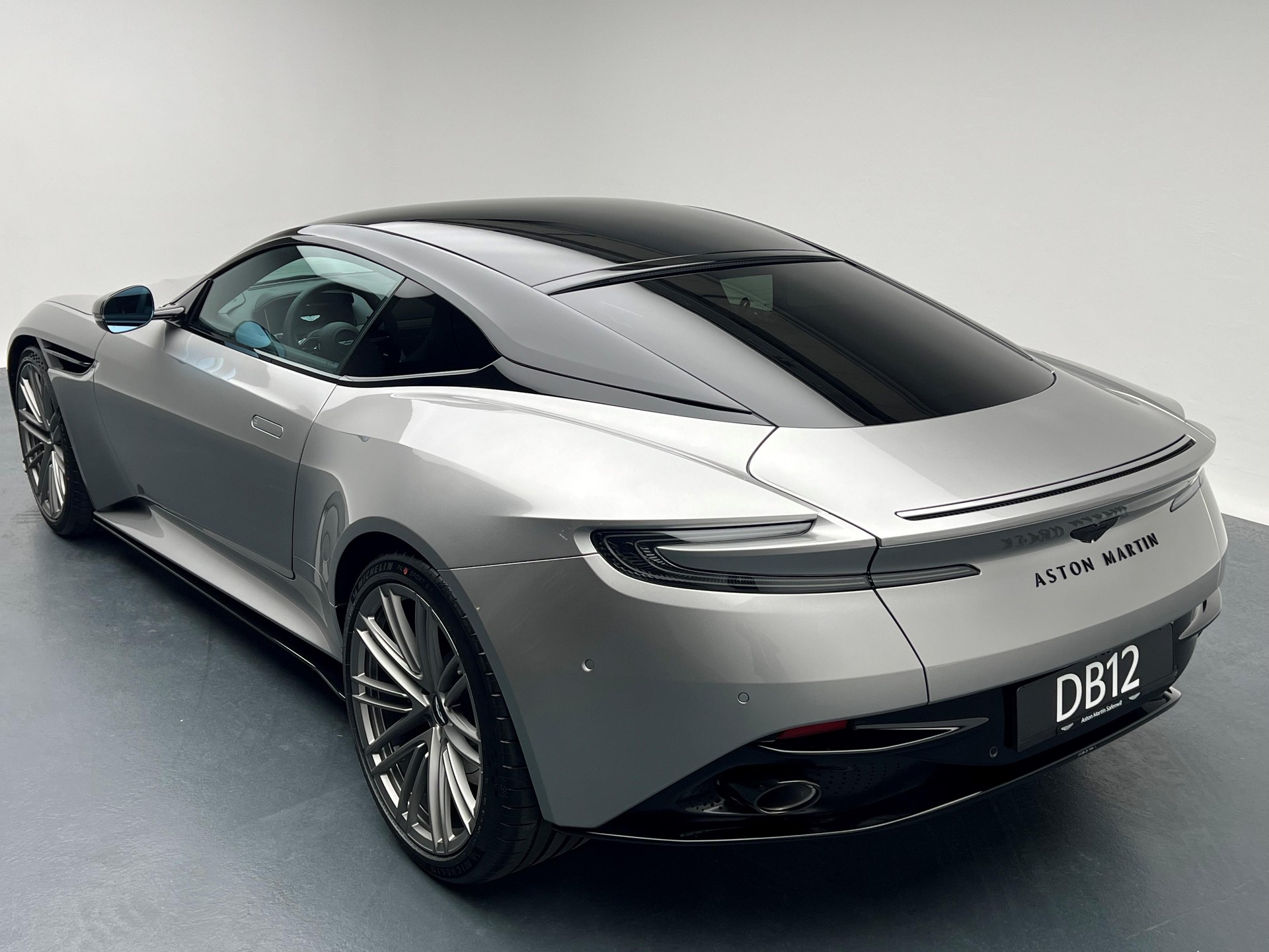 ASTON MARTIN DB12 Coupé 4.0 V8 Bi-Turbo-showroom-element-2