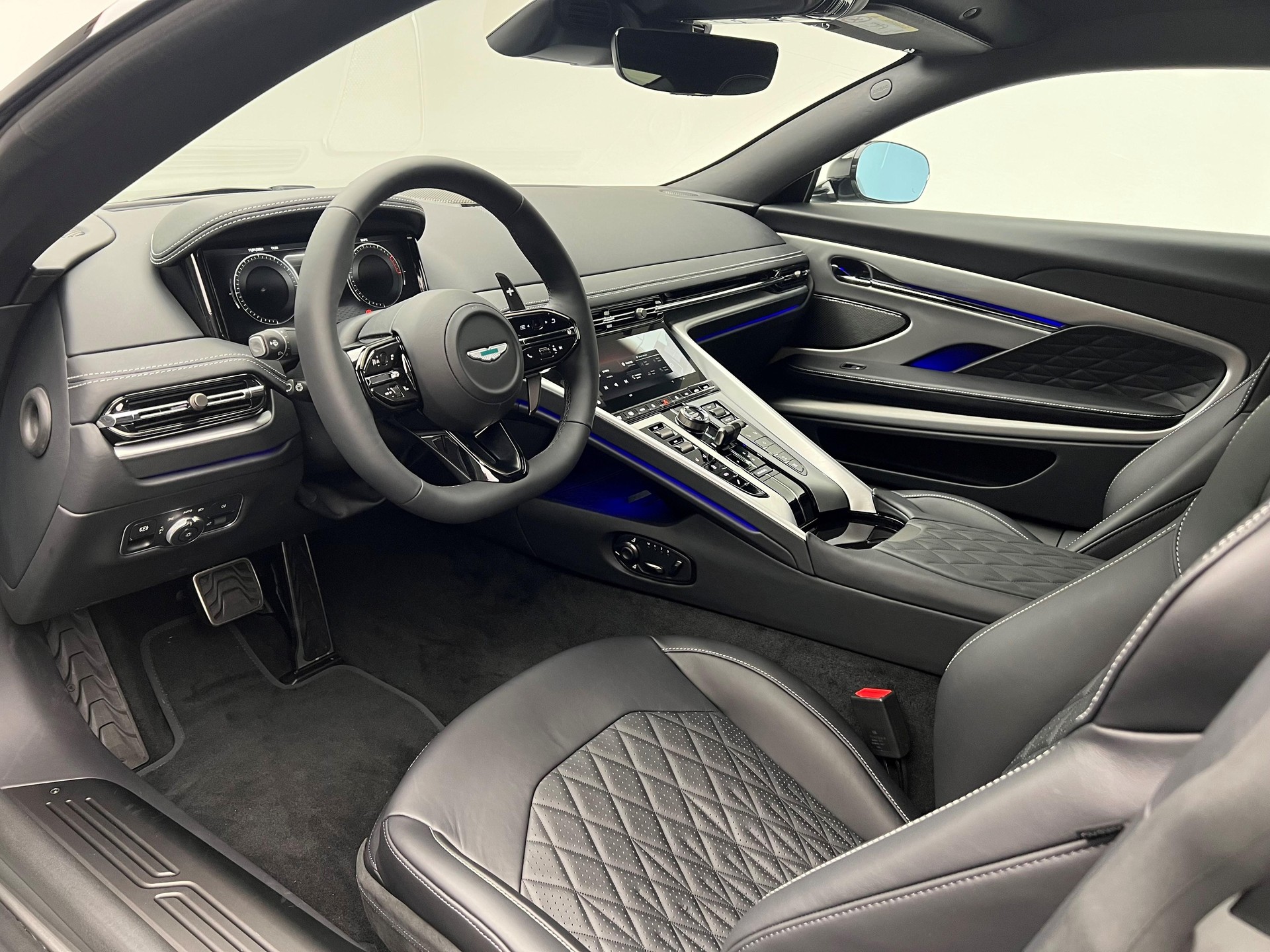 ASTON MARTIN DB12 Coupé 4.0 V8 Bi-Turbo-showroom-element-3