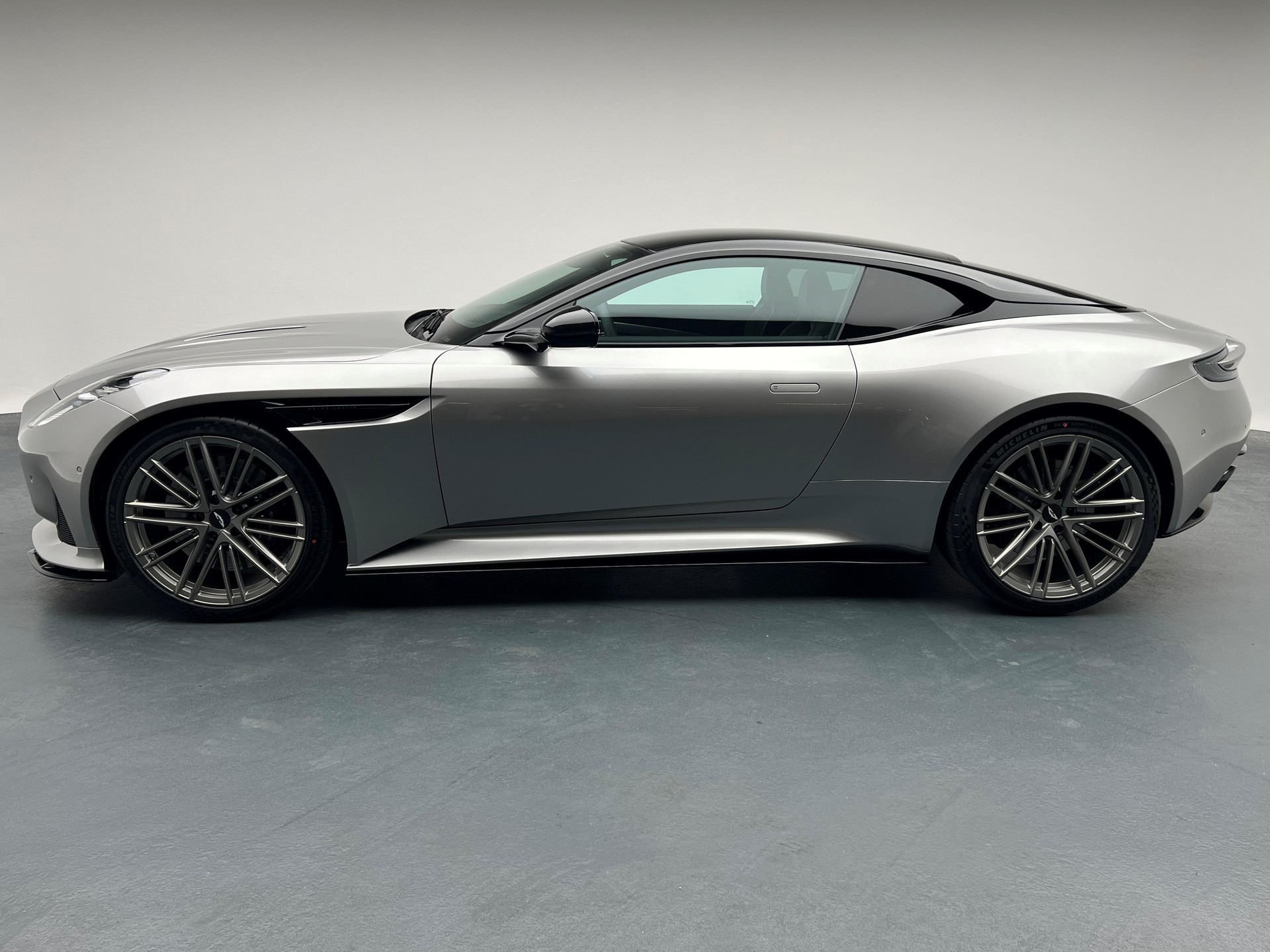 ASTON MARTIN DB12 Coupé 4.0 V8 Bi-Turbo-showroom-element-1