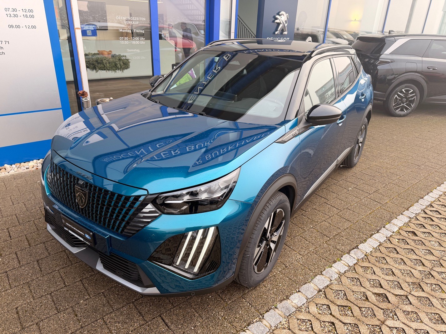 PEUGEOT 2008 1.2 Hybrid 145 GT-image-1