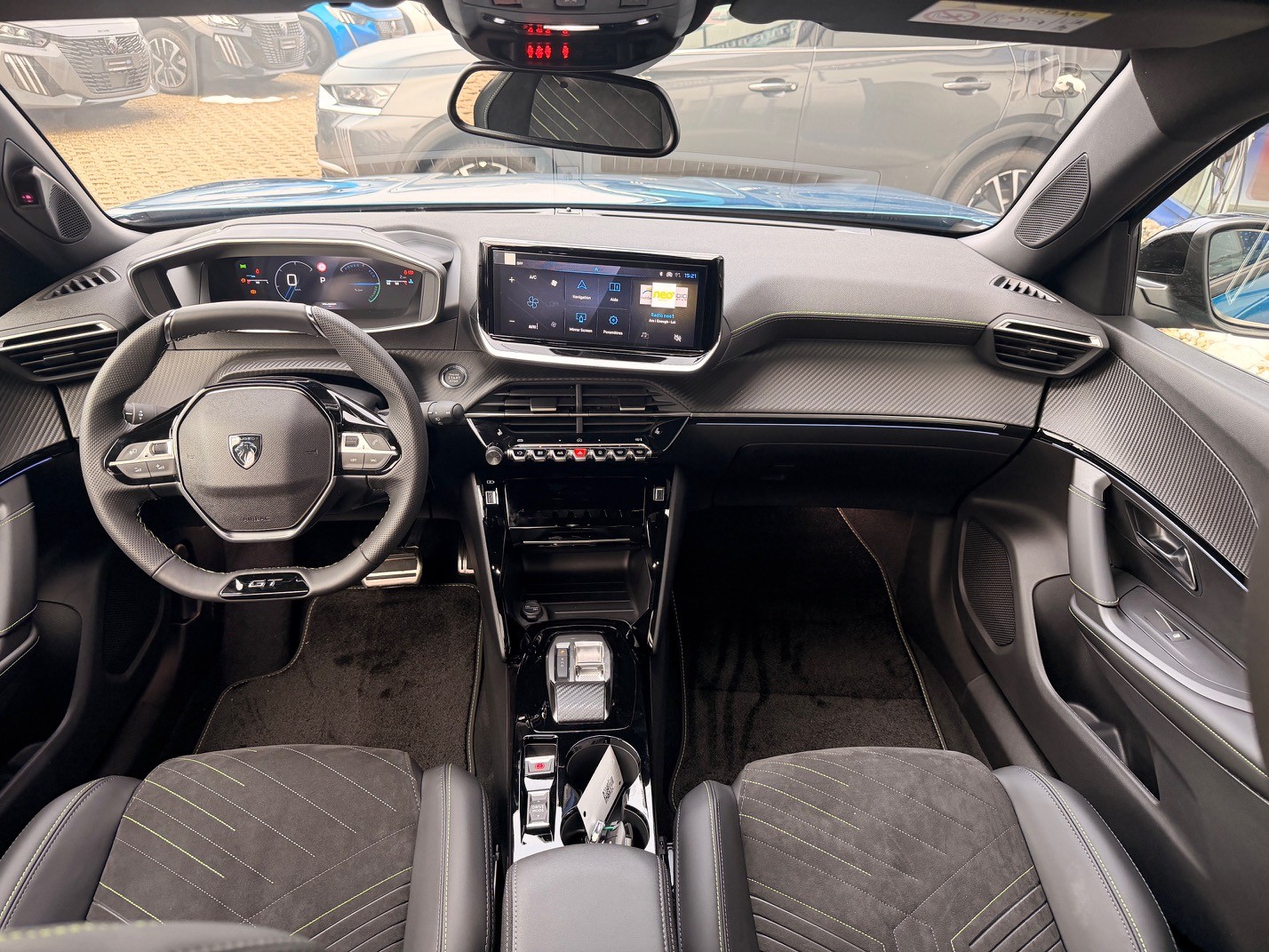 PEUGEOT 2008 1.2 Hybrid 145 GT-image-10