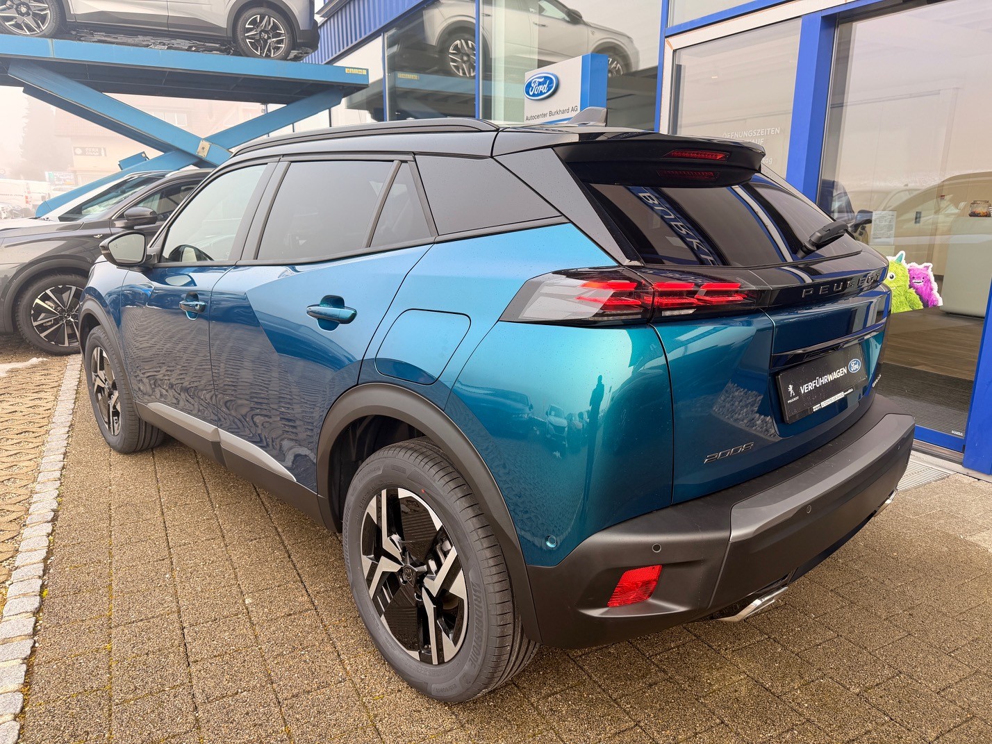 PEUGEOT 2008 1.2 Hybrid 145 GT-image-6