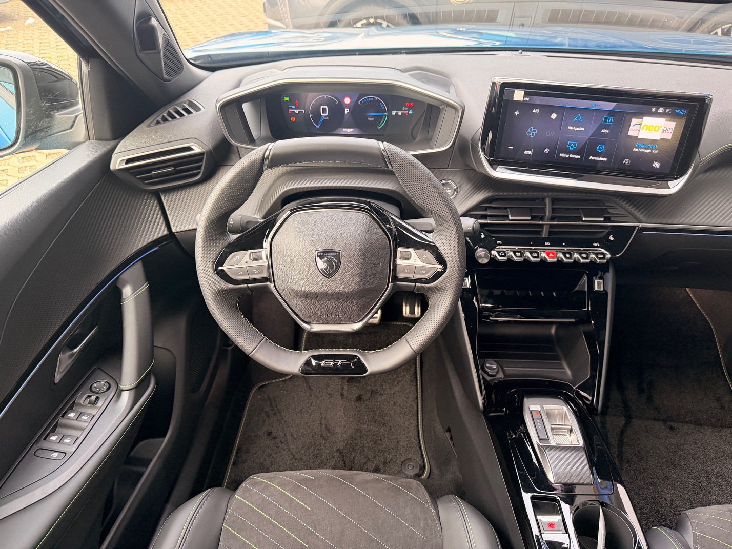 PEUGEOT 2008 1.2 Hybrid 145 GT-image-11