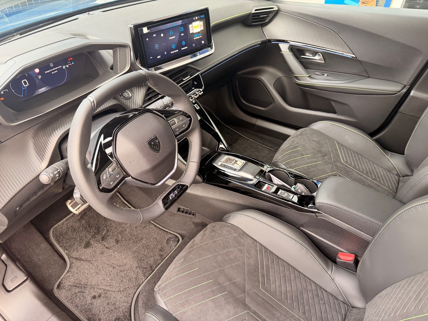 PEUGEOT 2008 1.2 Hybrid 145 GT-image-12