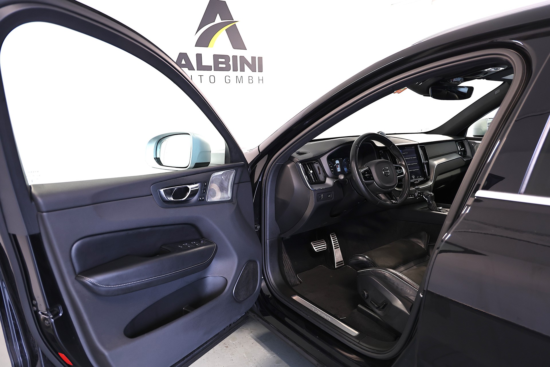 VOLVO XC60 D5 AWD R-Design Geartronic-image-4
