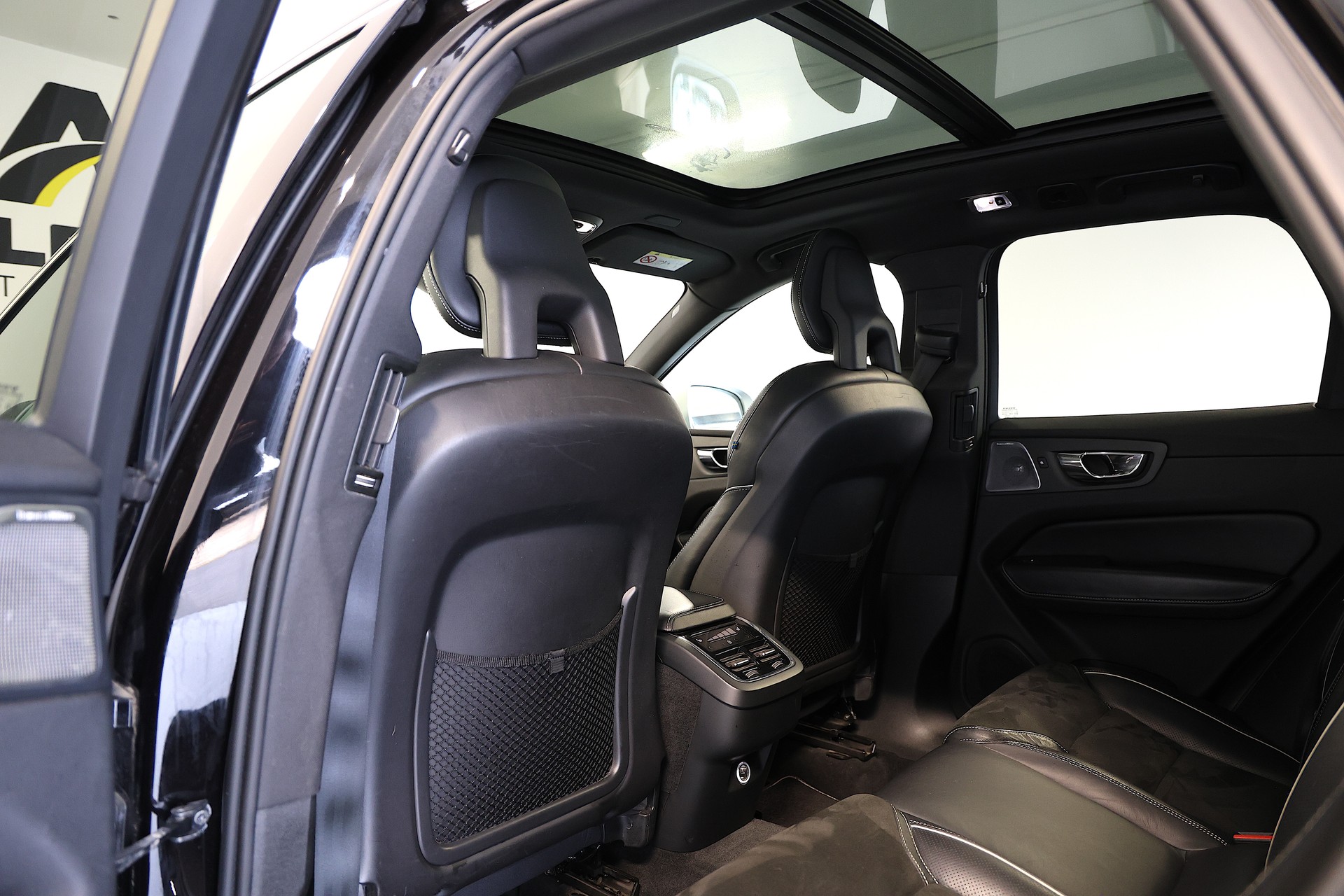 VOLVO XC60 D5 AWD R-Design Geartronic-image-16