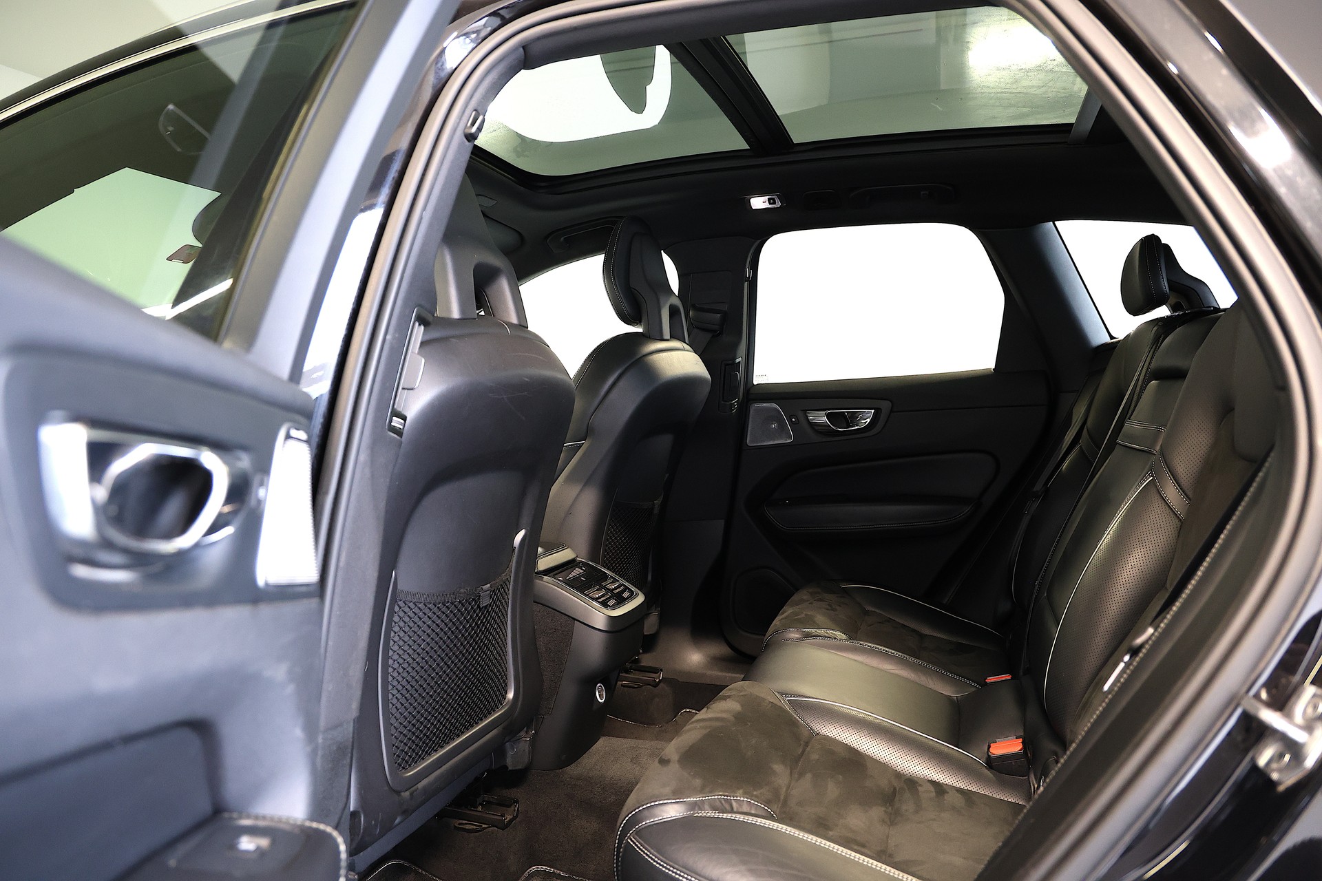 VOLVO XC60 D5 AWD R-Design Geartronic-image-15