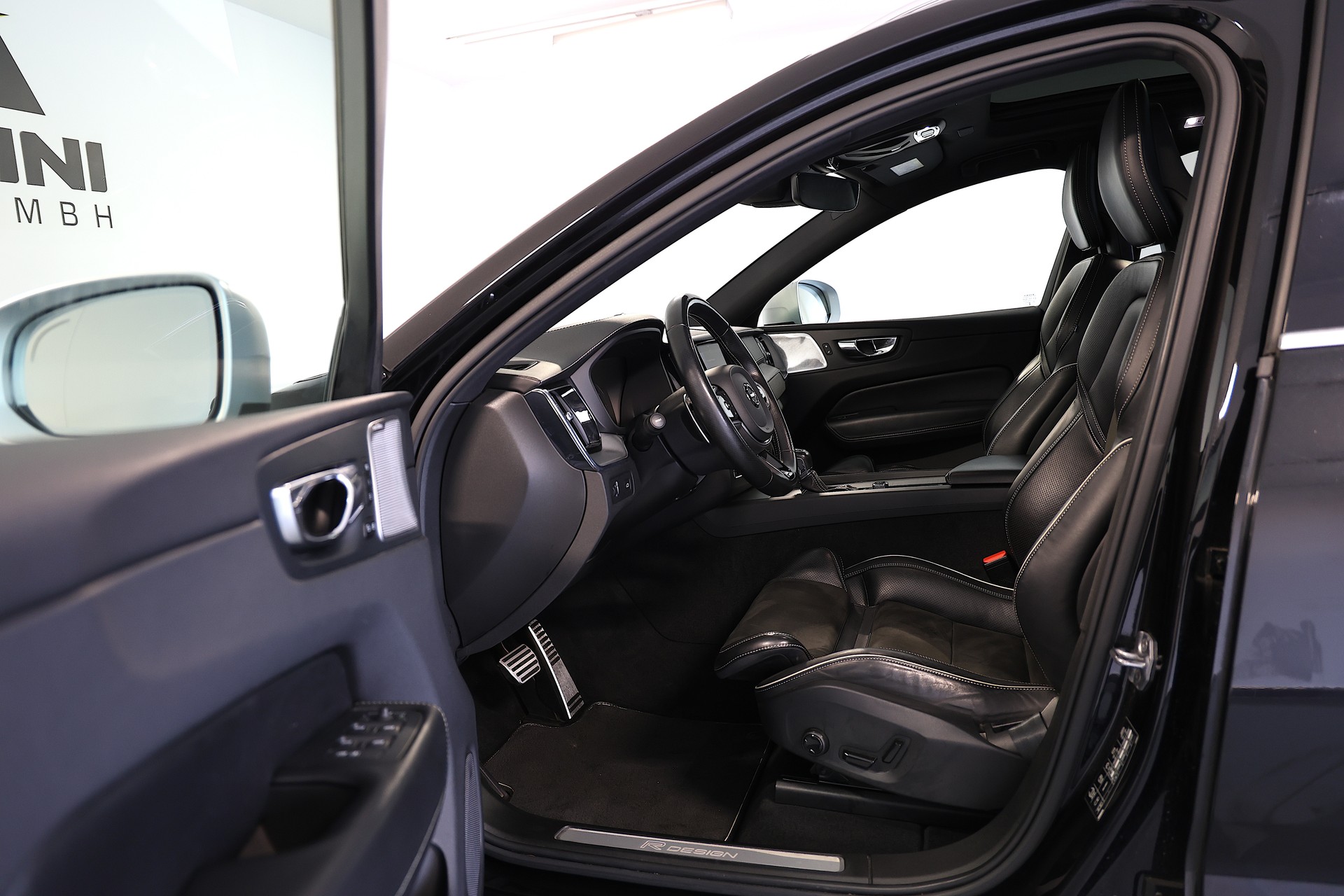 VOLVO XC60 D5 AWD R-Design Geartronic-image-5