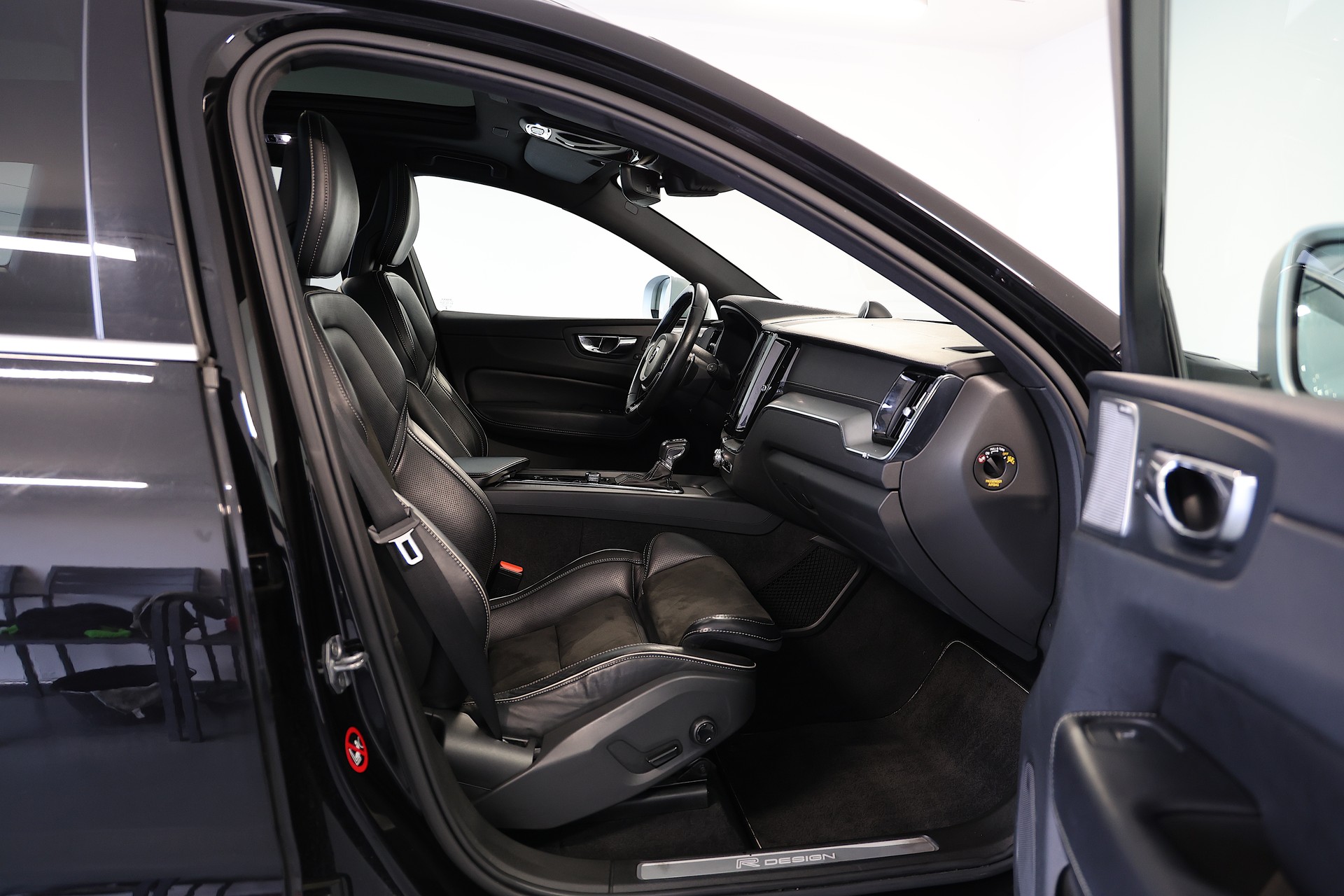 VOLVO XC60 D5 AWD R-Design Geartronic-image-11