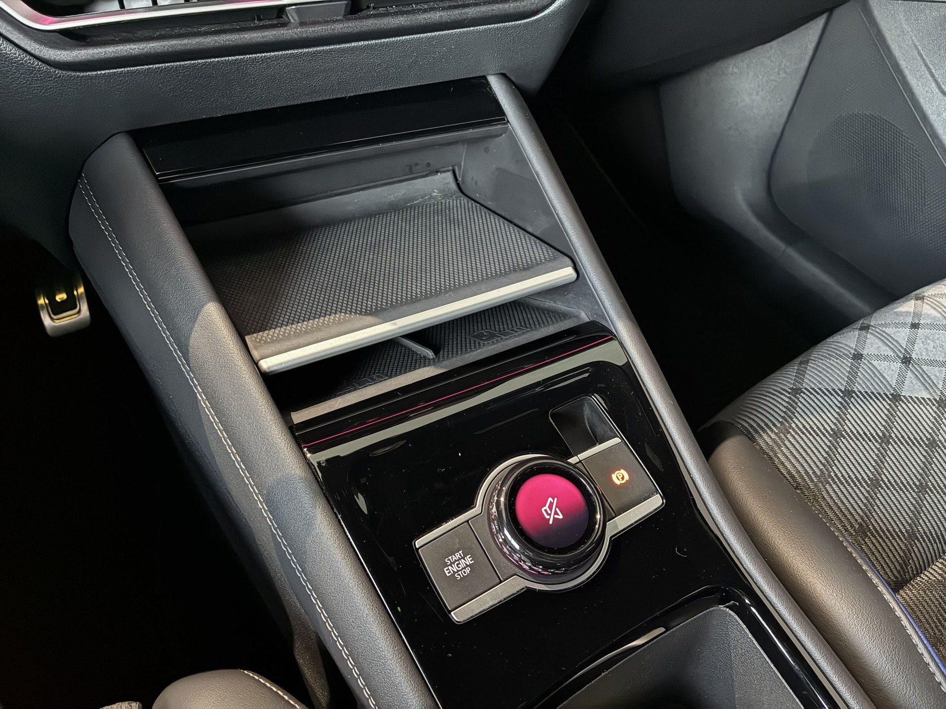 VW NEW Tiguan R-Line / AHK / Head-Up-image-13