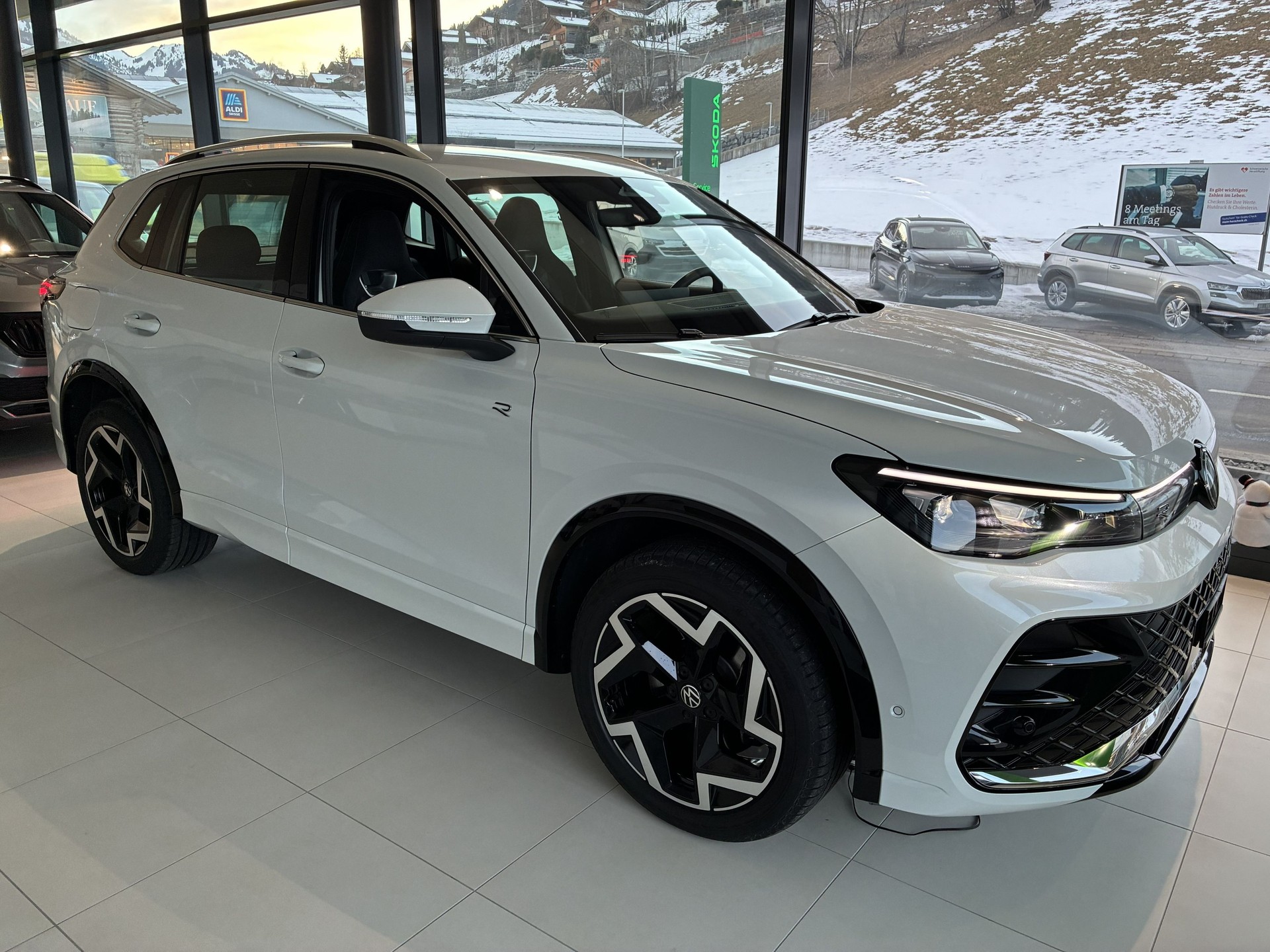 VW NEW Tiguan R-Line / AHK / Head-Up-image-0