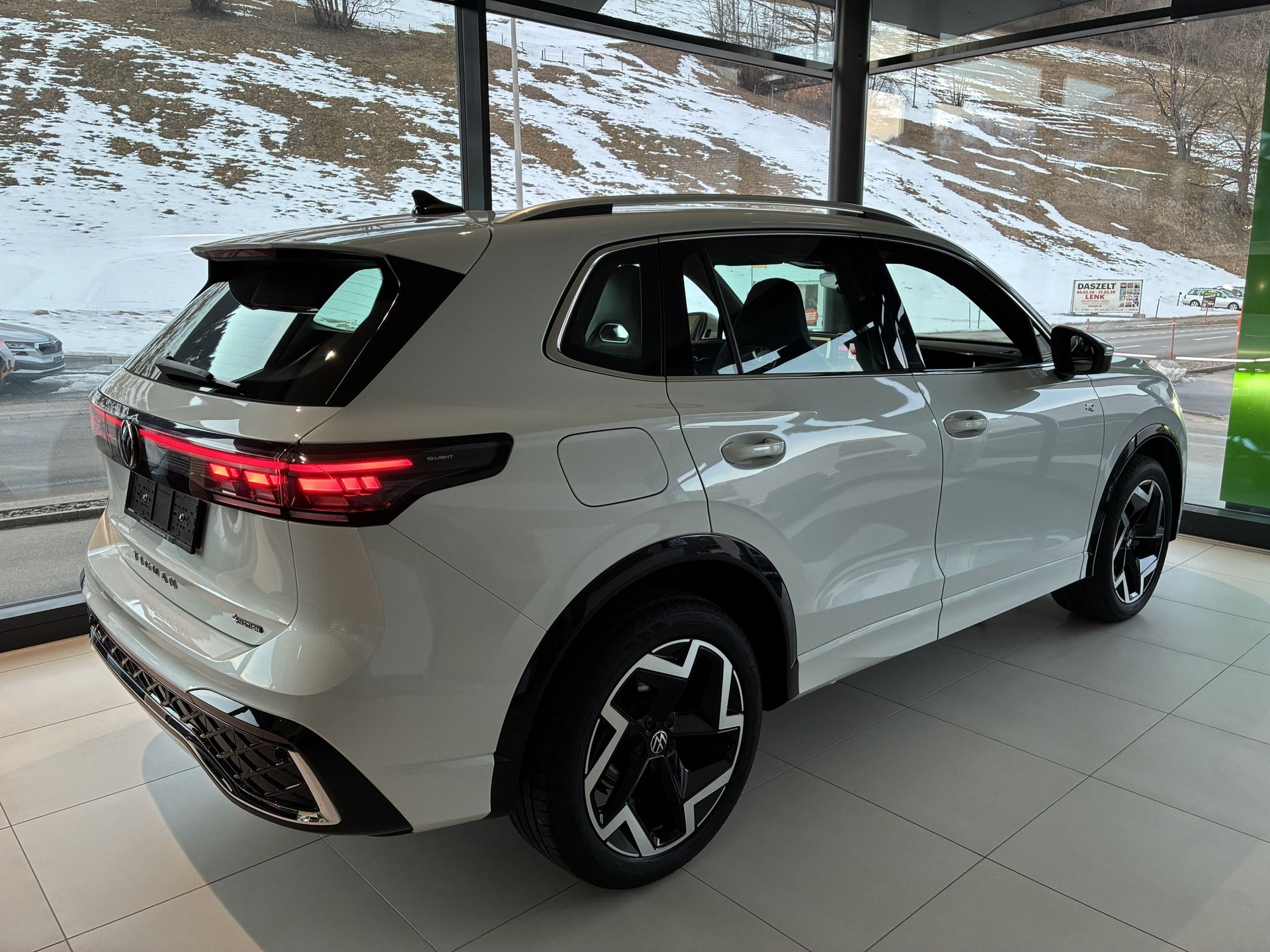VW NEW Tiguan R-Line / AHK / Head-Up-image-4