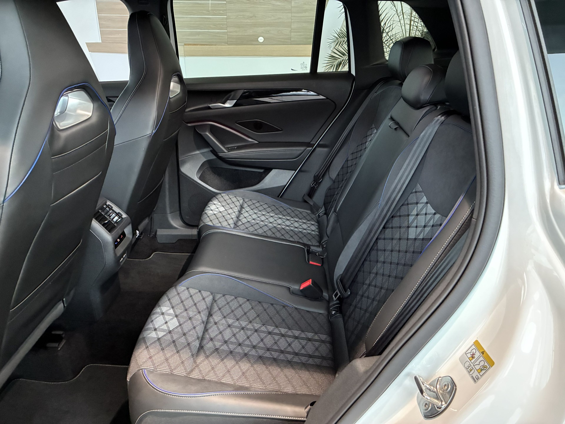 VW NEW Tiguan R-Line / AHK / Head-Up-image-8